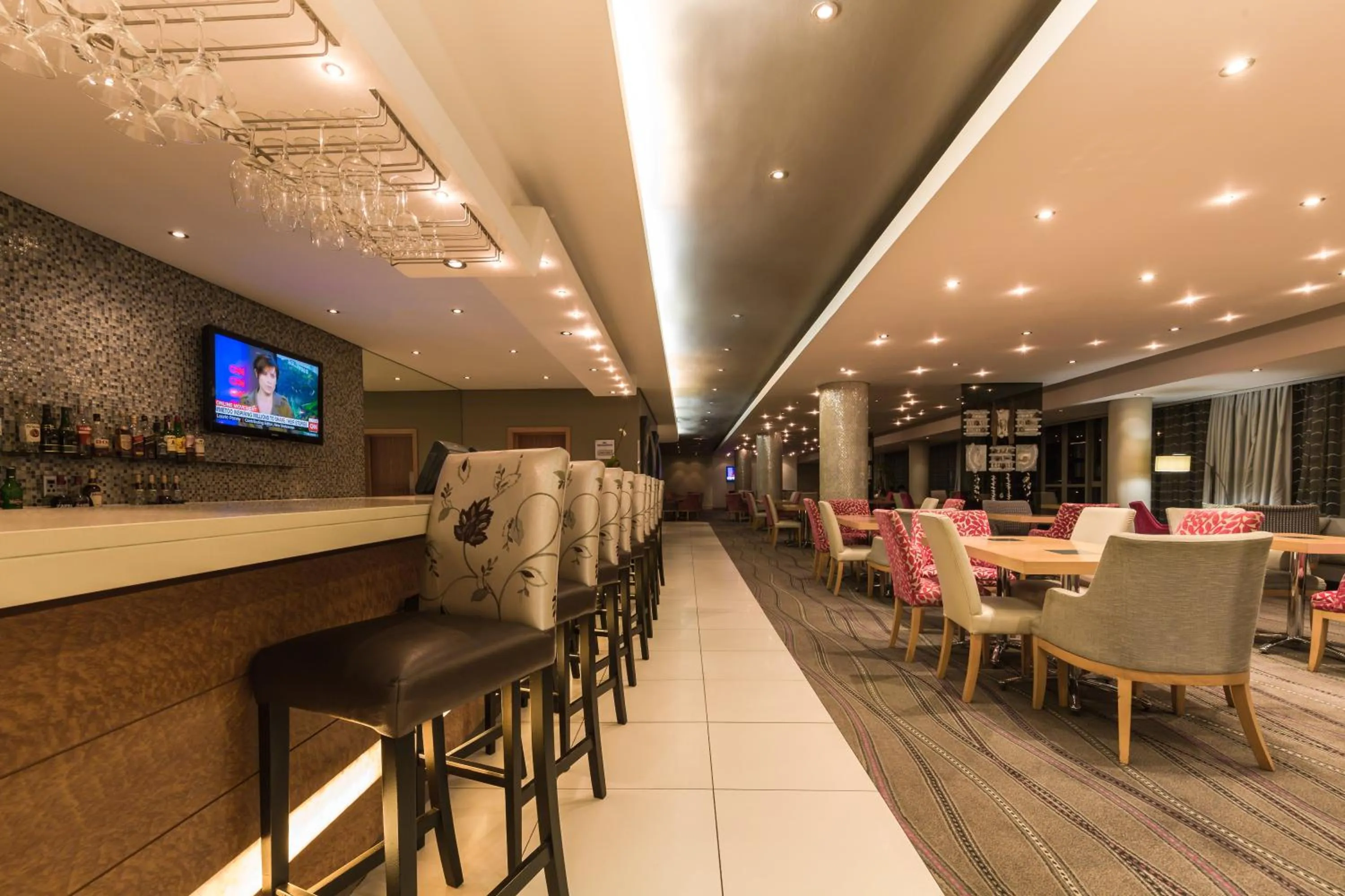 Lounge or bar in Holiday Inn Express Durban - Umhlanga by IHG