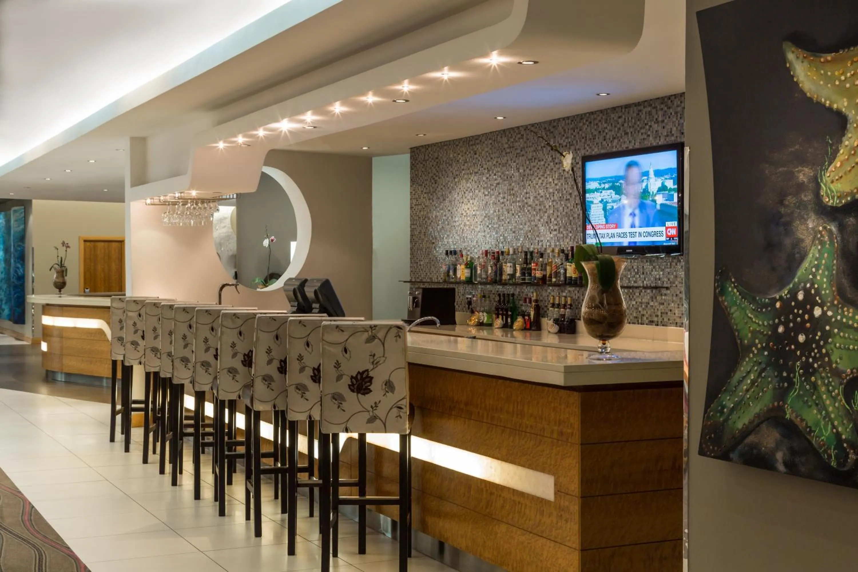 Lounge or bar in Holiday Inn Express Durban - Umhlanga by IHG