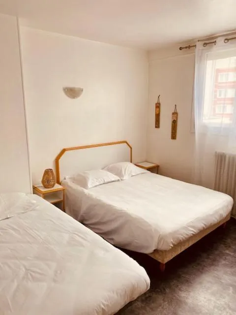 Bed in Hôtel De Normandie