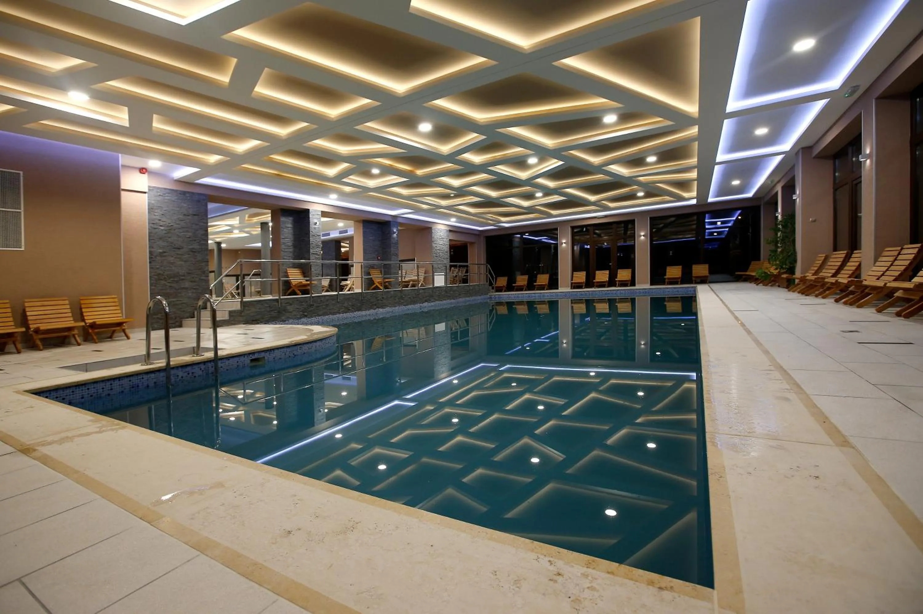 Swimming pool in Hotel Villa Völgy Wellness & Konferencia