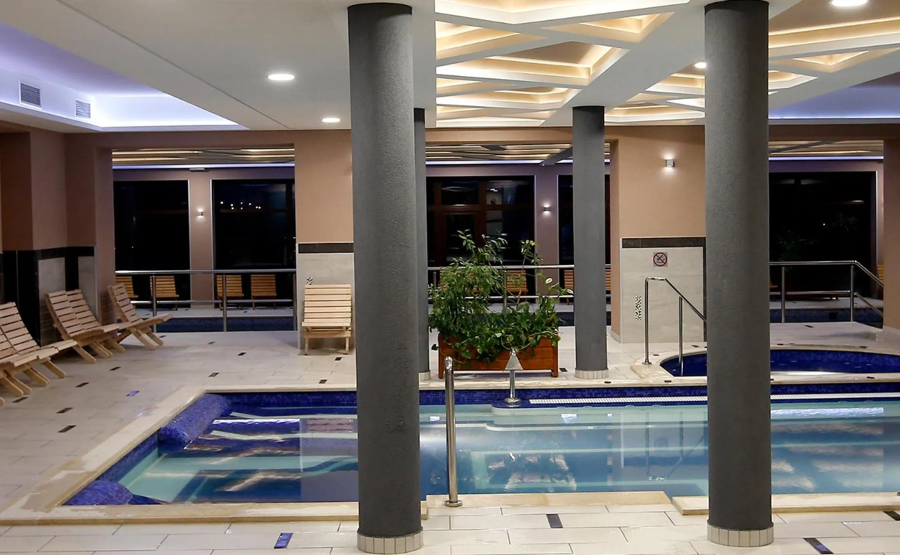Swimming pool in Hotel Villa Völgy Wellness & Konferencia