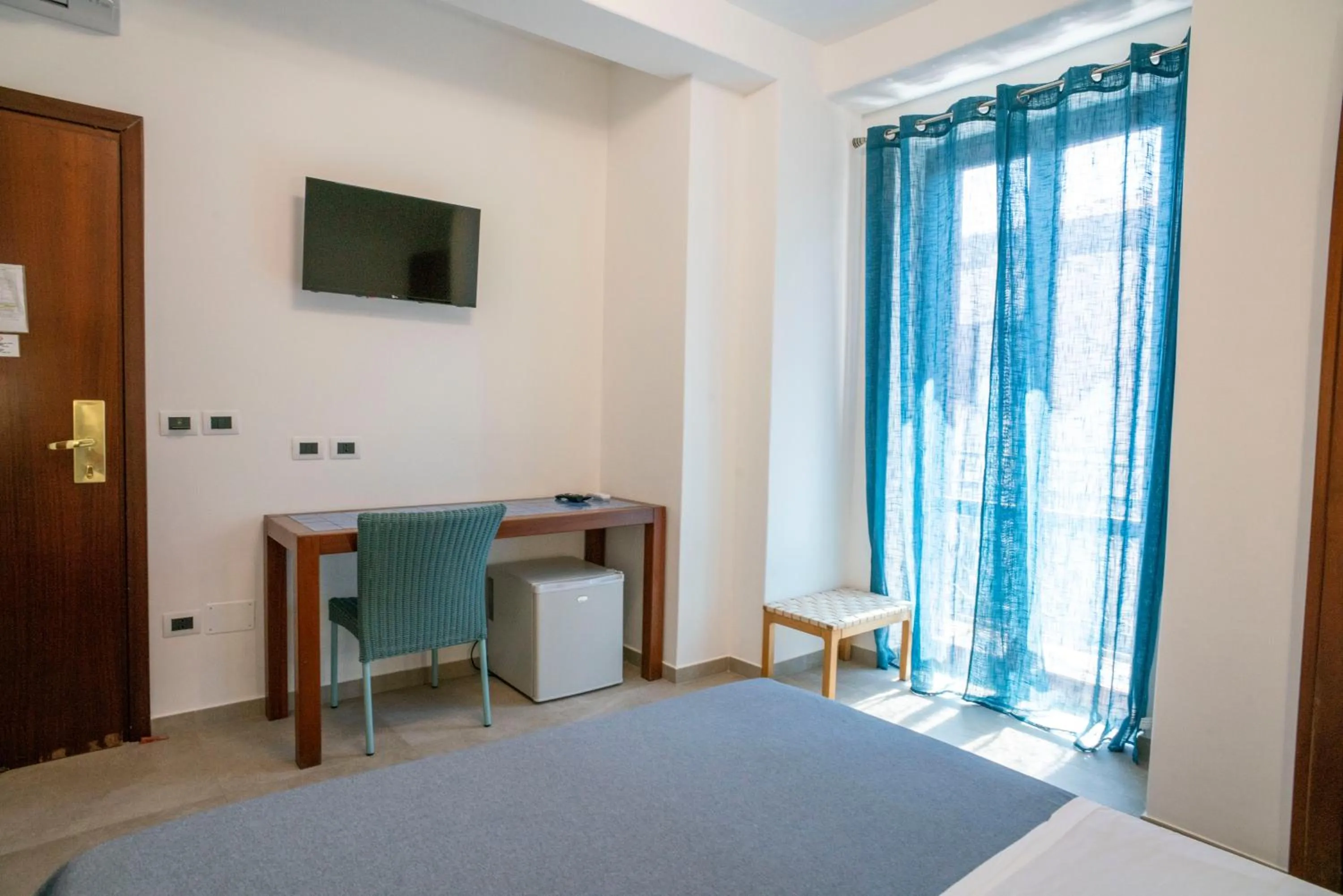 View (from property/room), Bed in Petit Hotel