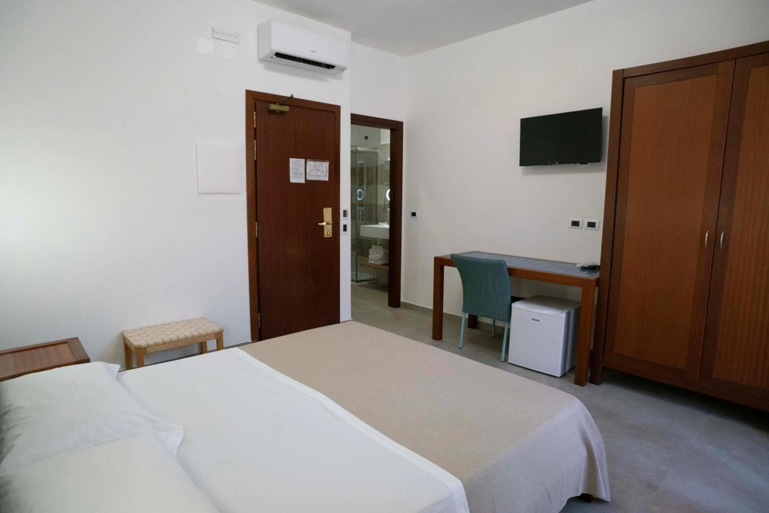 View (from property/room), Bed in Petit Hotel