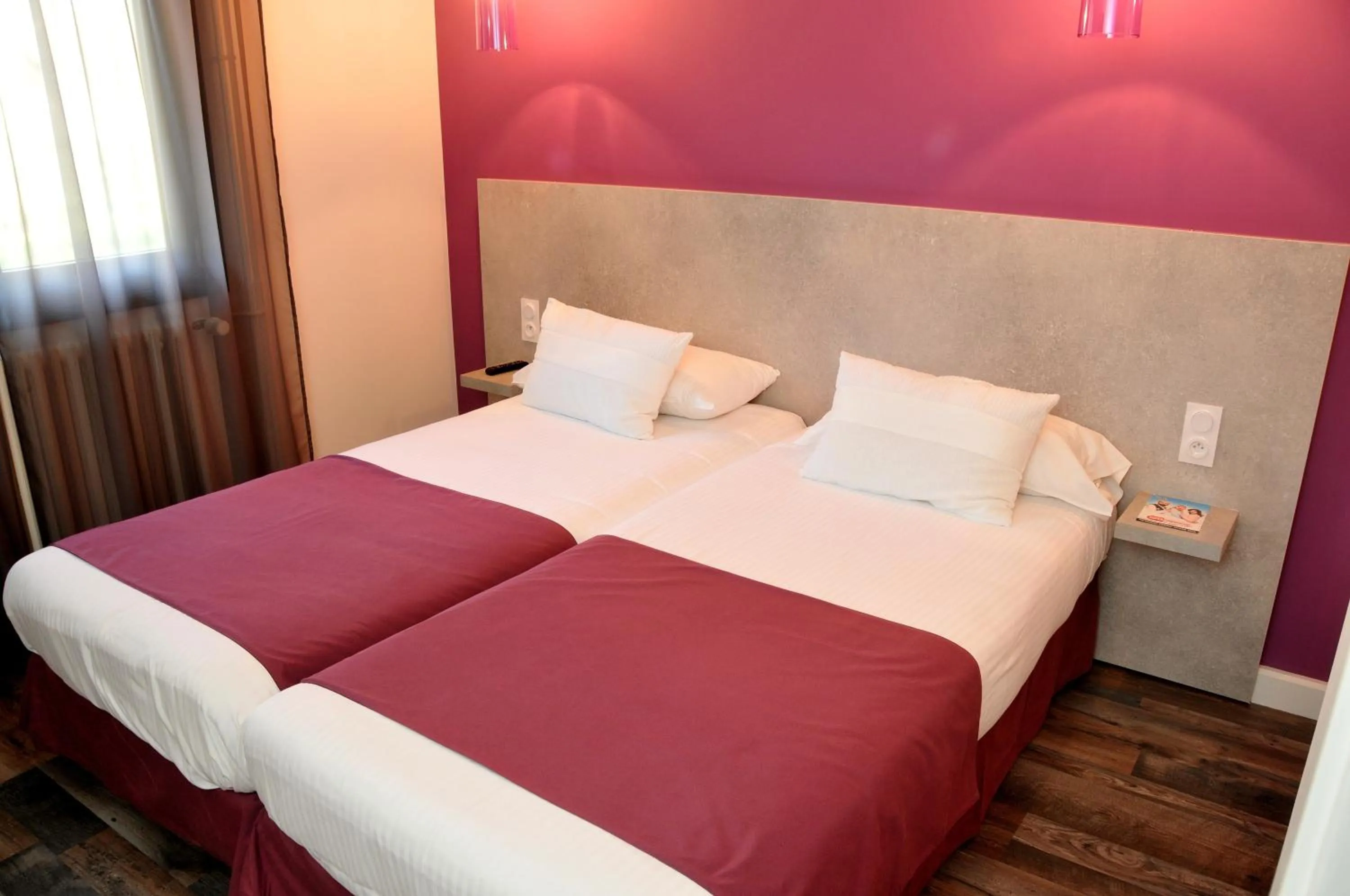 Day, Bed in Hôtel Logis Restaurant La Fontaine