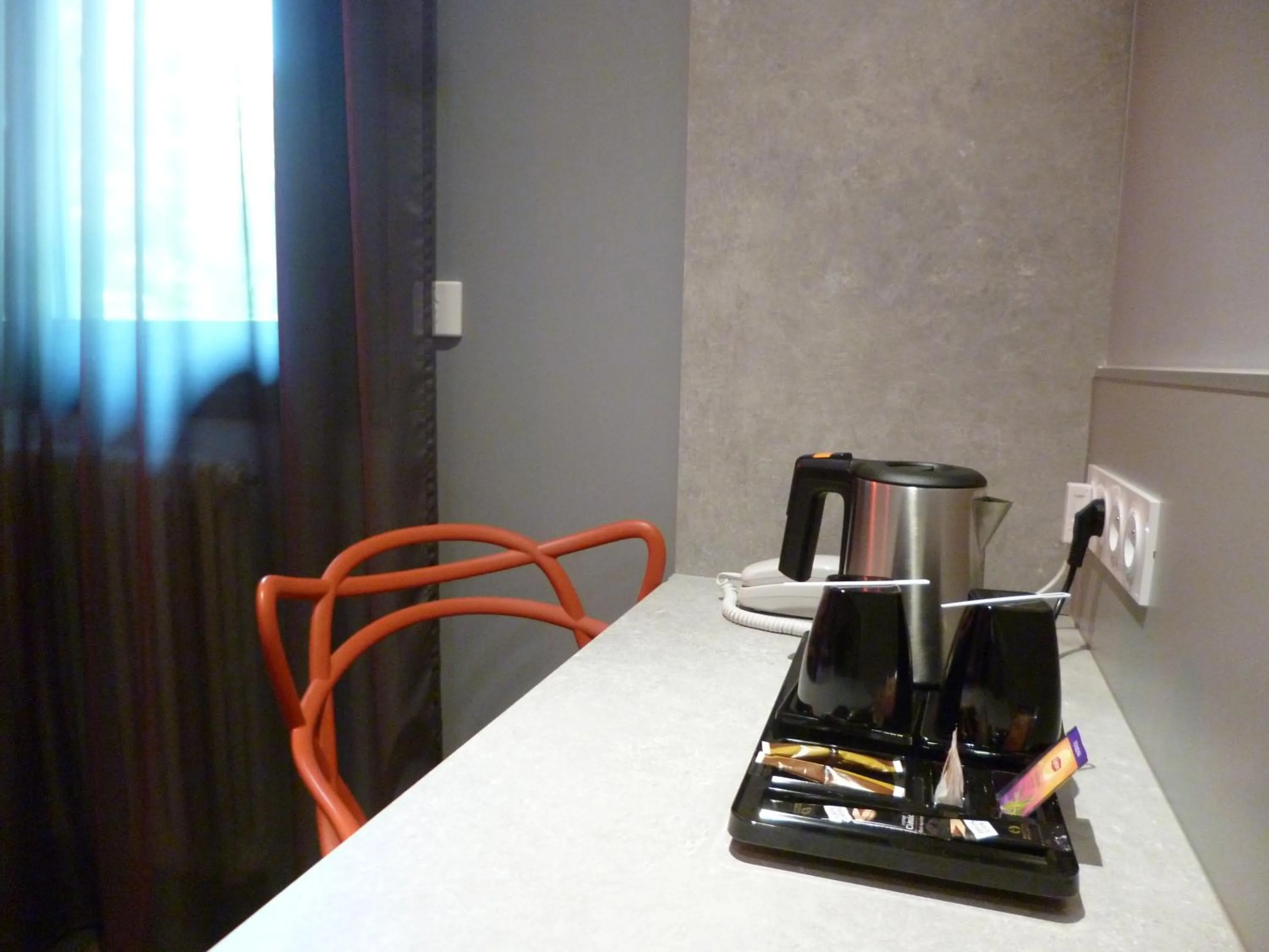 Coffee/tea facilities in Hôtel Logis Restaurant La Fontaine