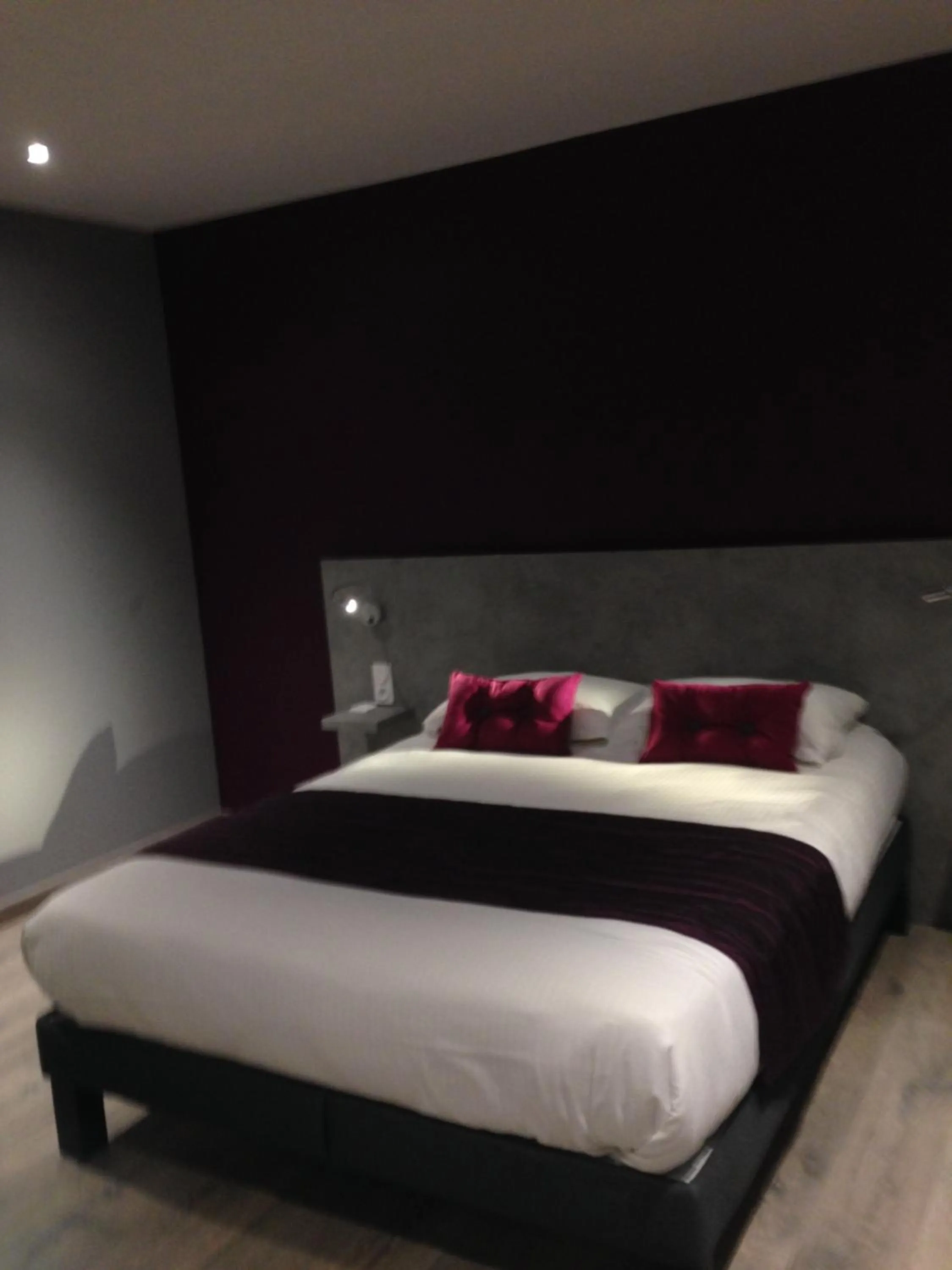 Bed in Hôtel Logis Restaurant La Fontaine