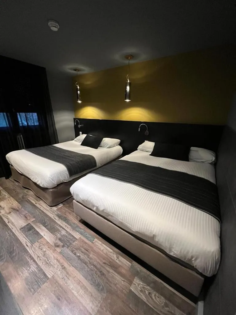 Property building, Bed in Hôtel Logis Restaurant La Fontaine