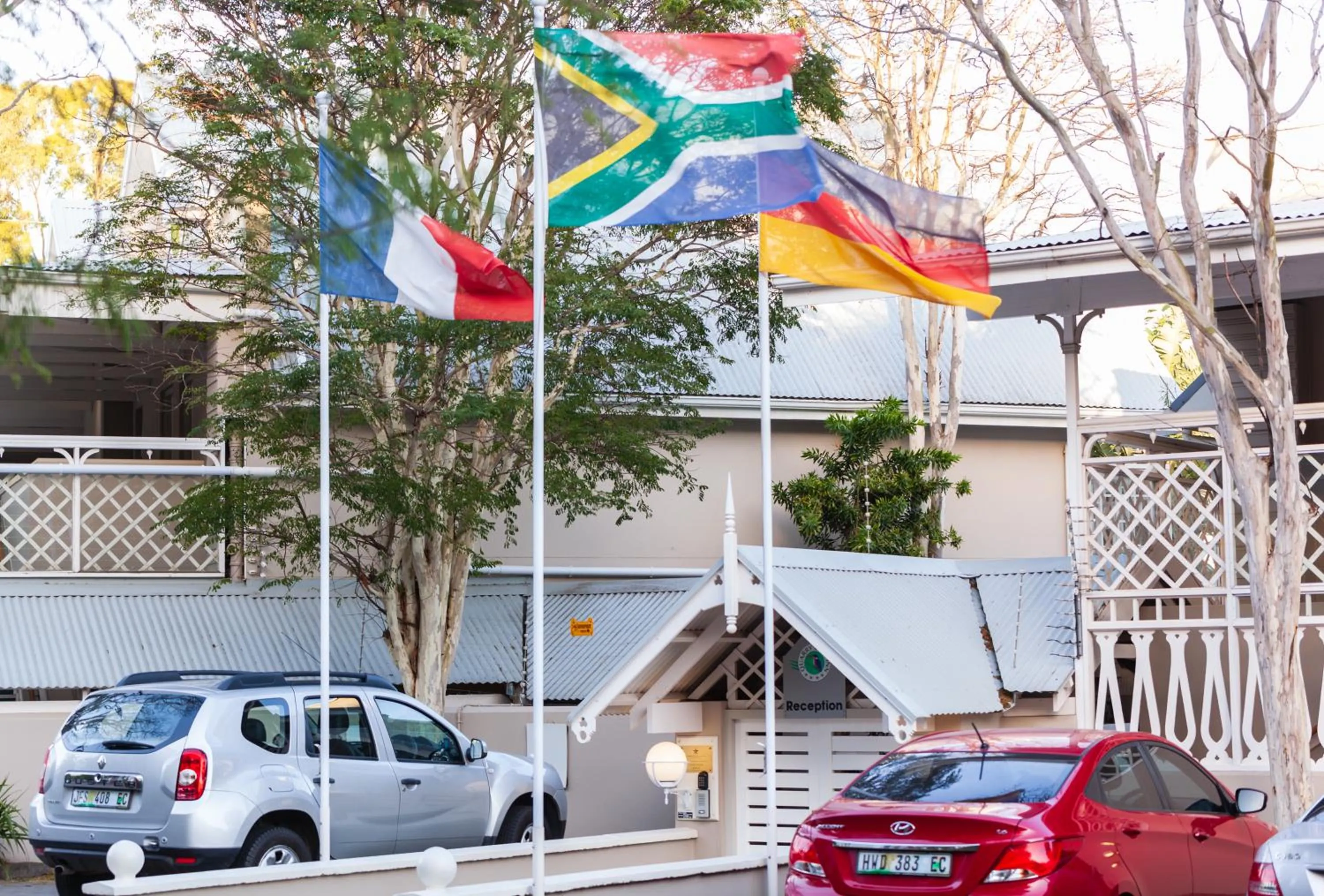 Facade/entrance in Quarry Lake Inn