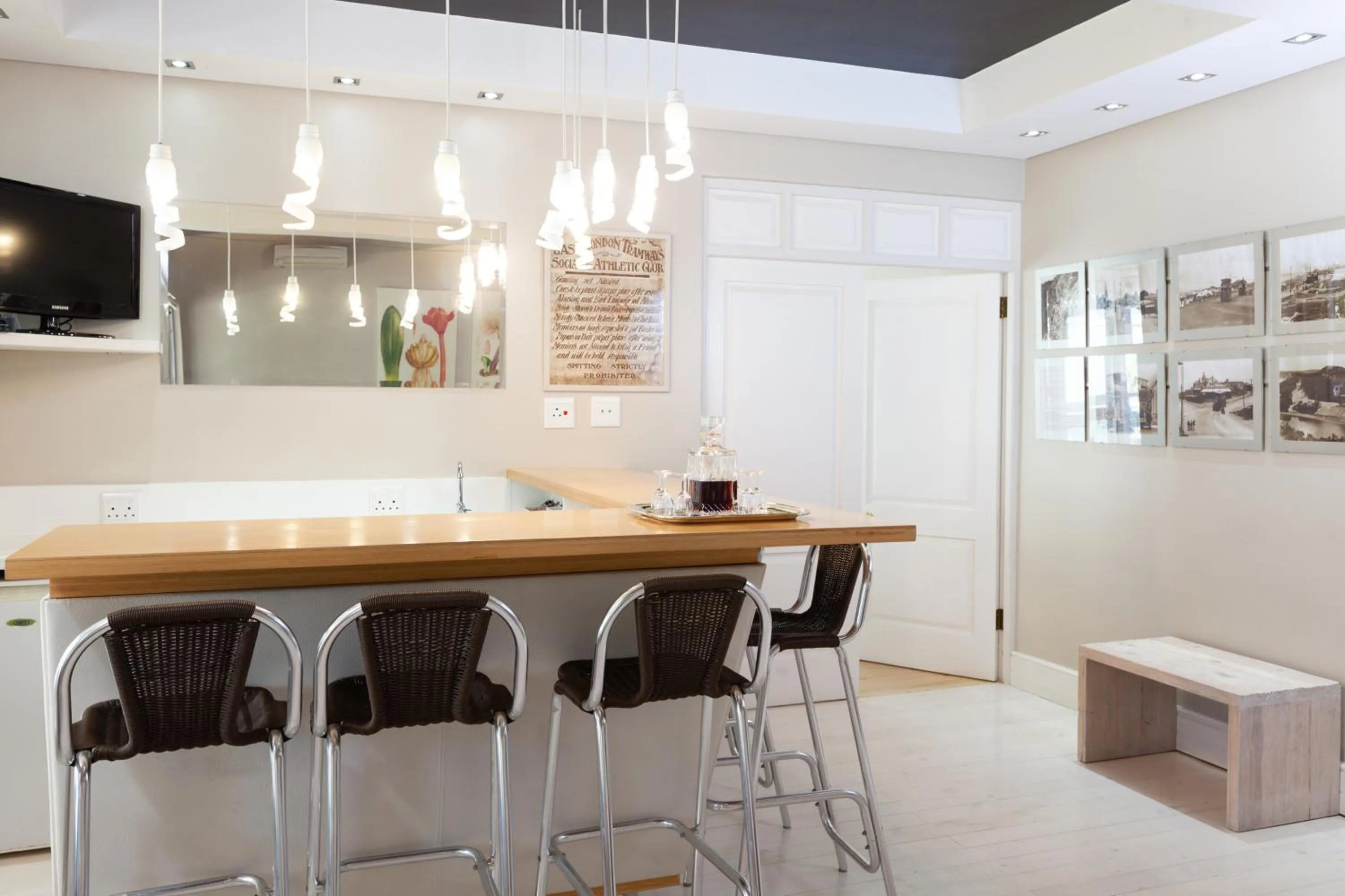 Lounge or bar in Quarry Lake Inn