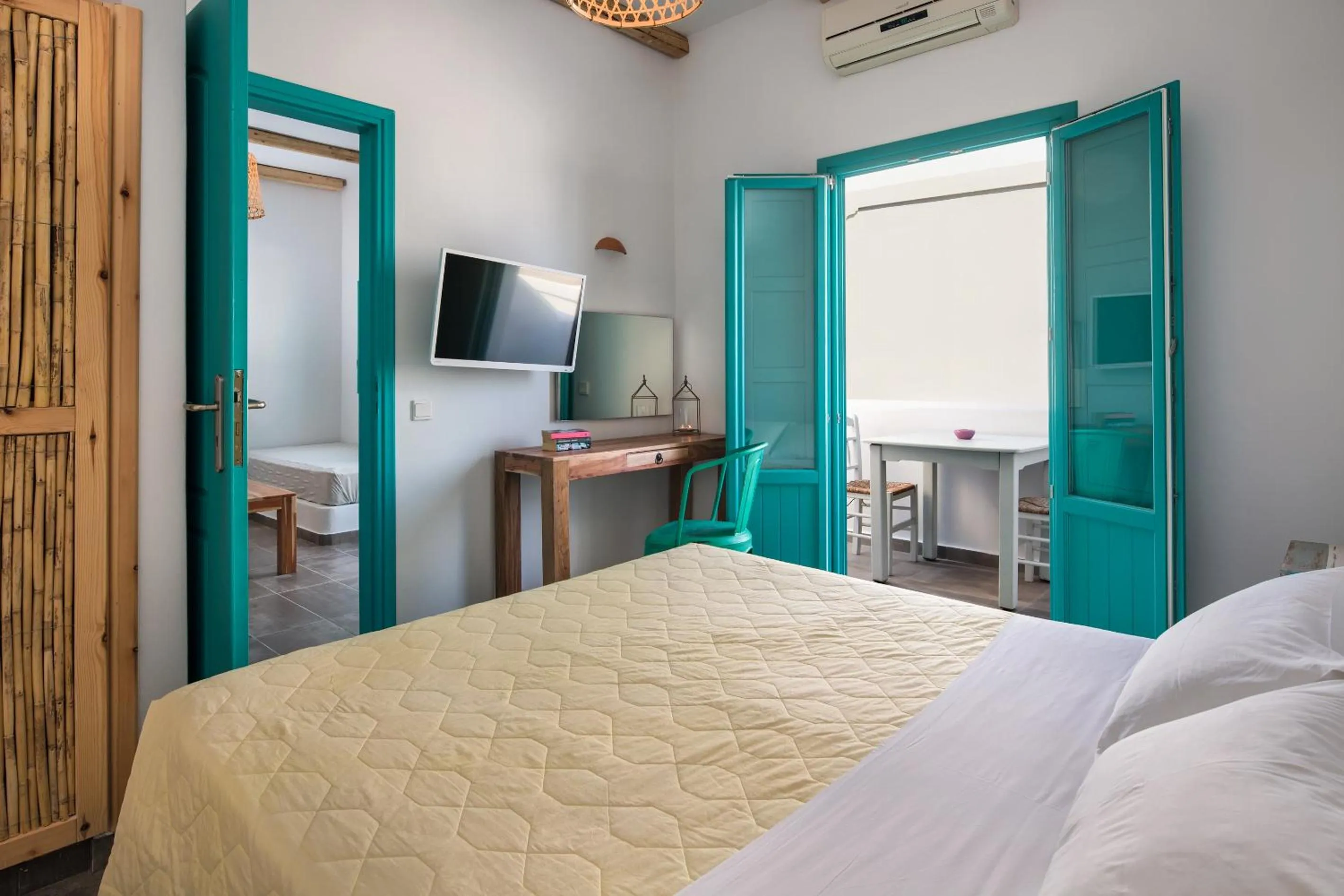 Bed in Nissia Beach Apartments & Suites