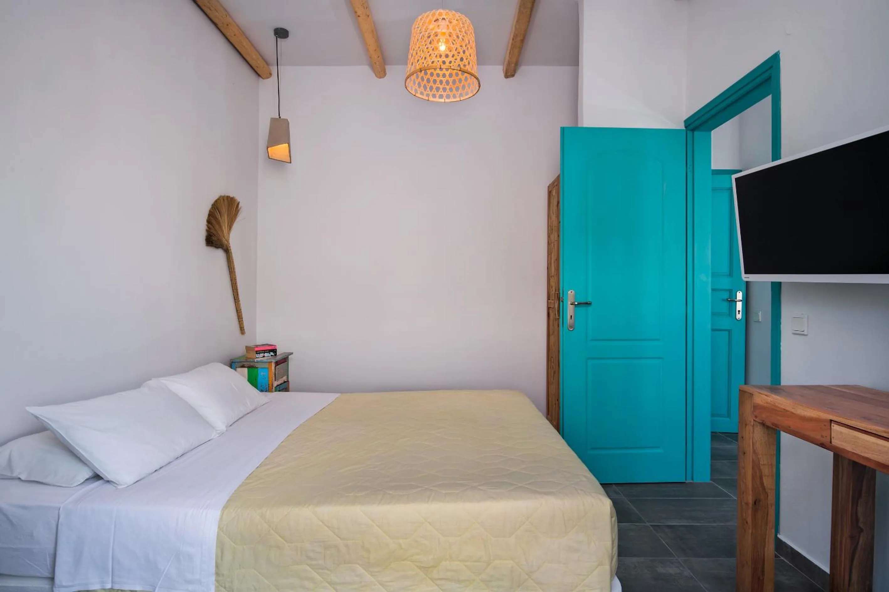 Bed in Nissia Beach Apartments & Suites