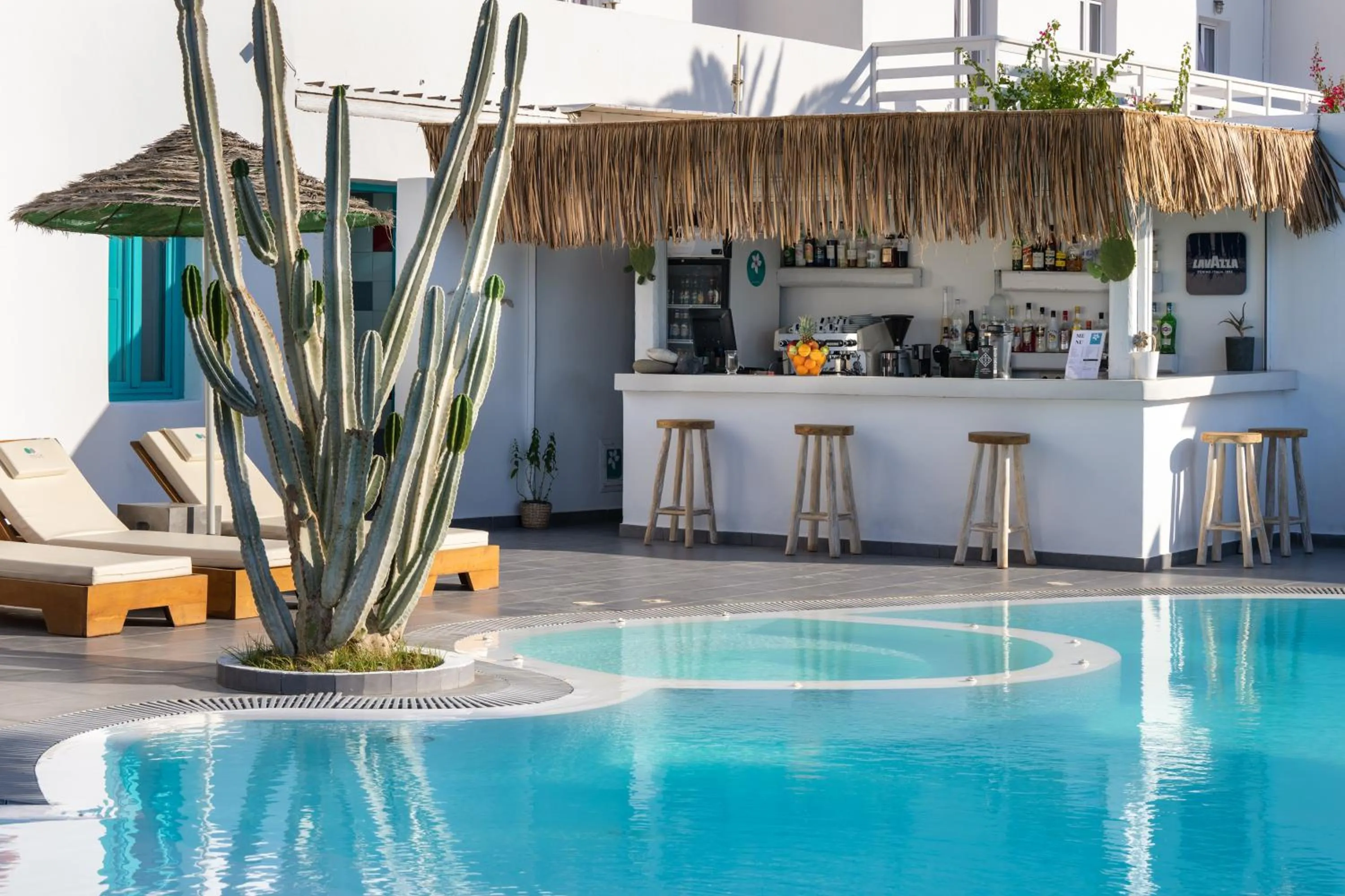 Restaurant/places to eat in Nissia Beach Apartments & Suites