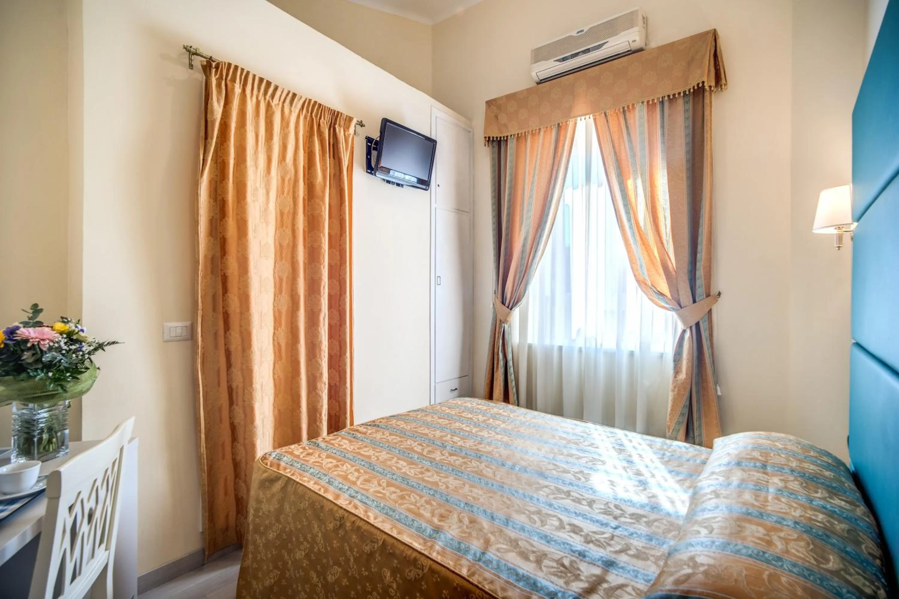 Bed in Hotel Labelle