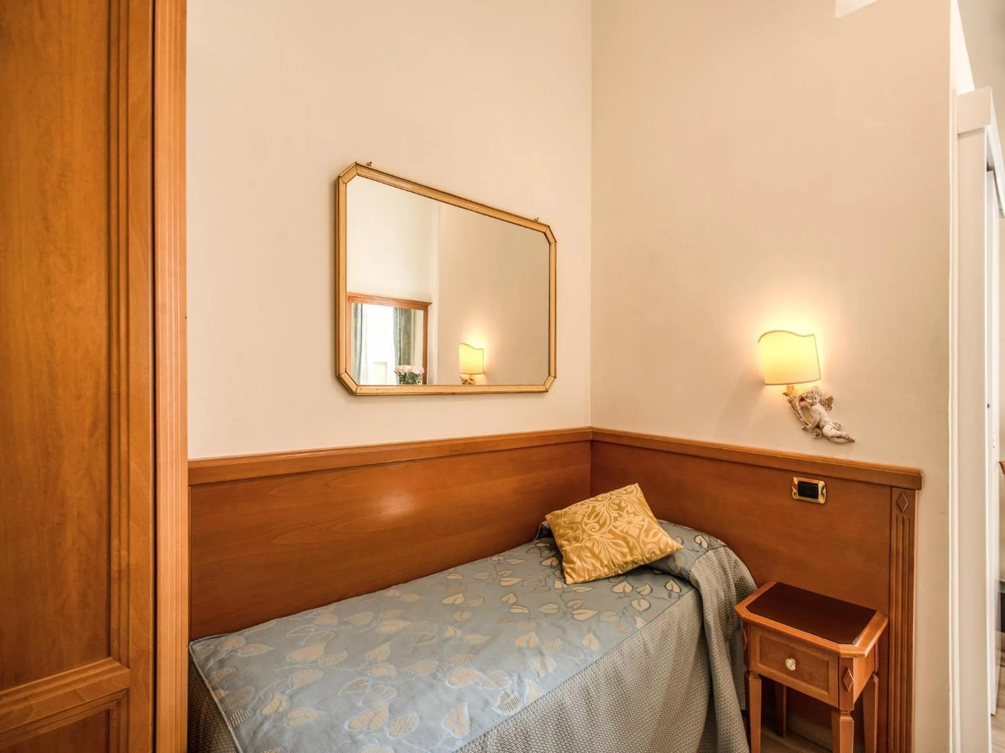 Photo of the whole room, Bed in Hotel Labelle