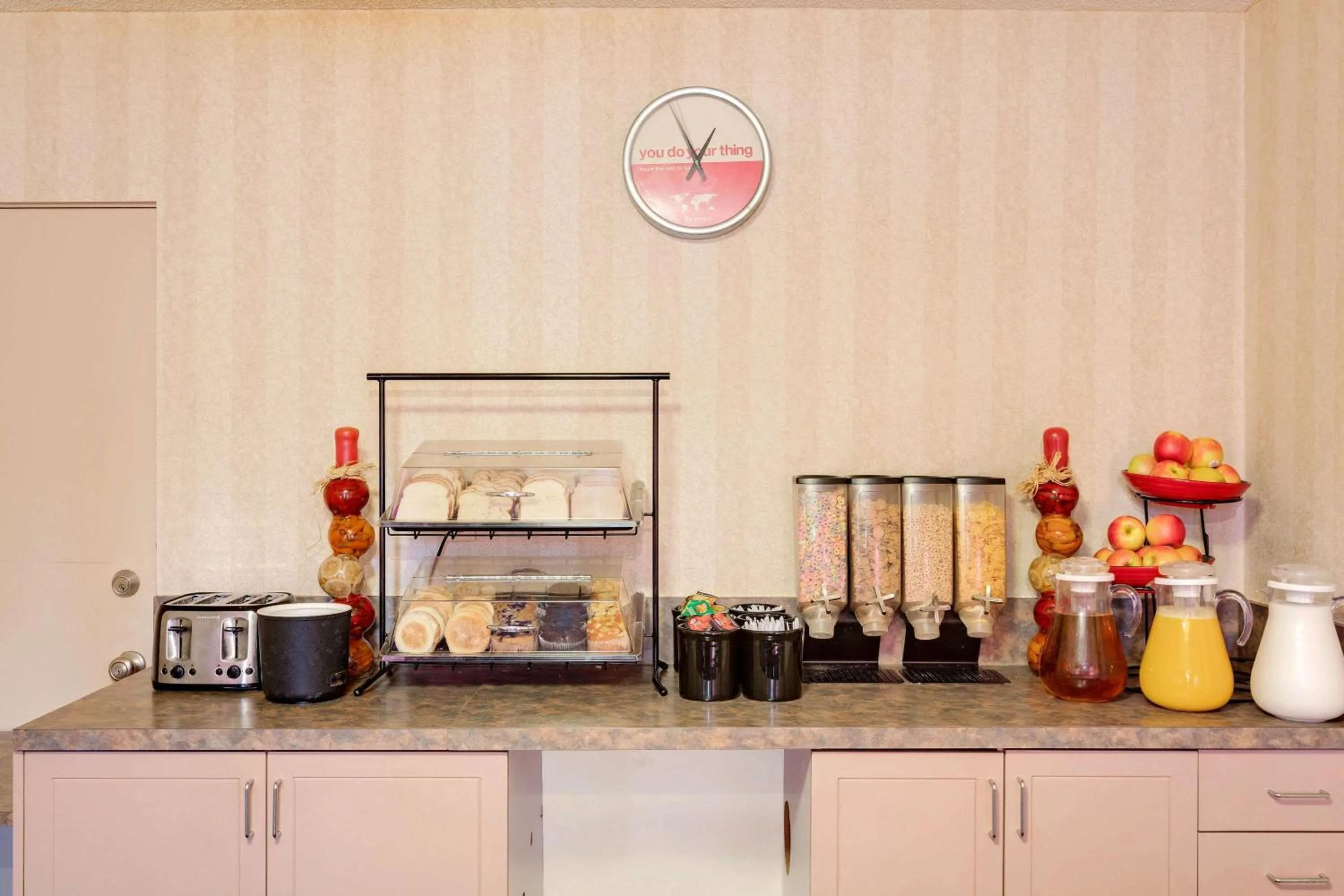 Restaurant/places to eat in Ramada Limited Calgary