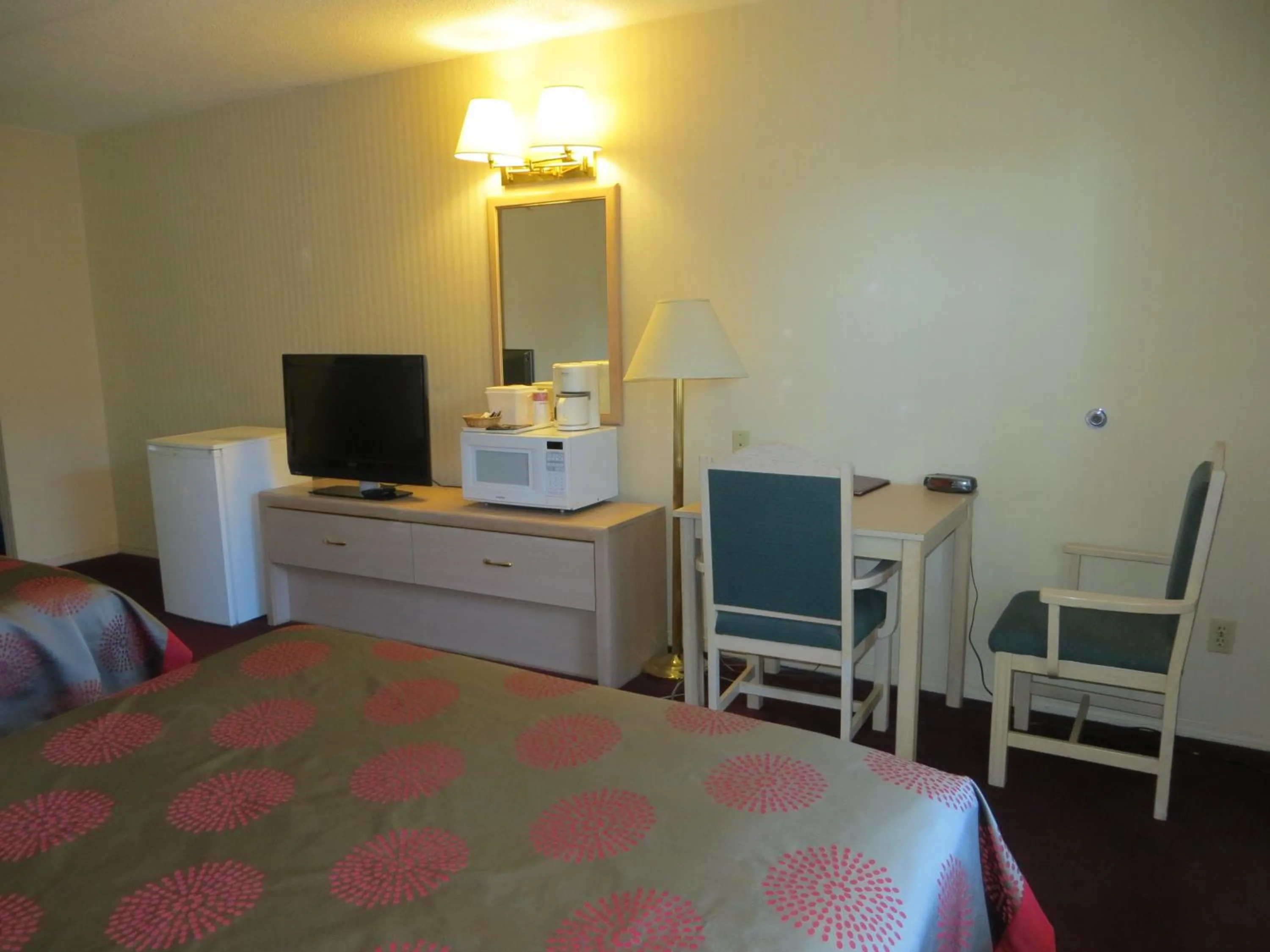 TV and multimedia, TV/Entertainment Center in Ramada Limited Calgary