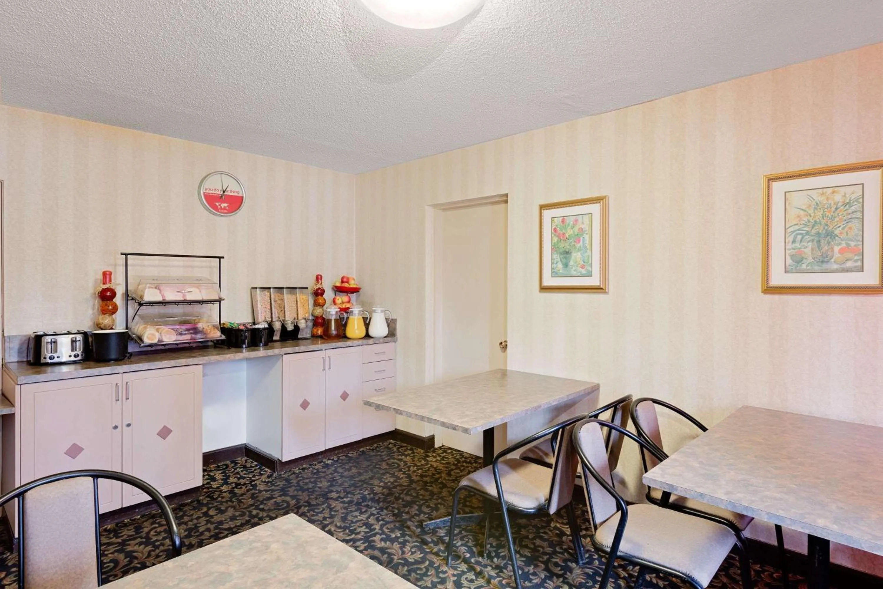 Restaurant/places to eat in Ramada Limited Calgary