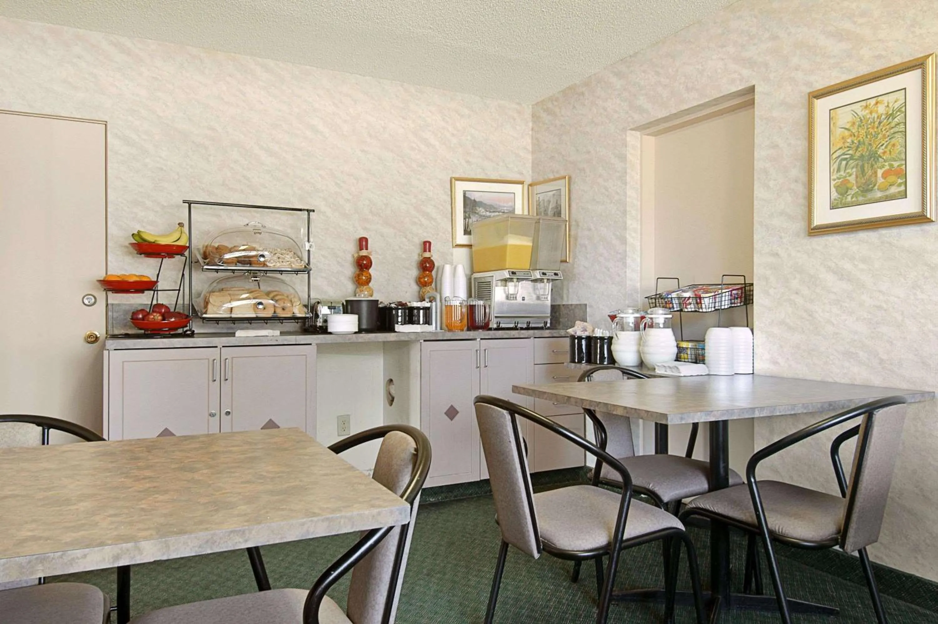 Restaurant/places to eat, Kitchen/Kitchenette in Ramada Limited Calgary