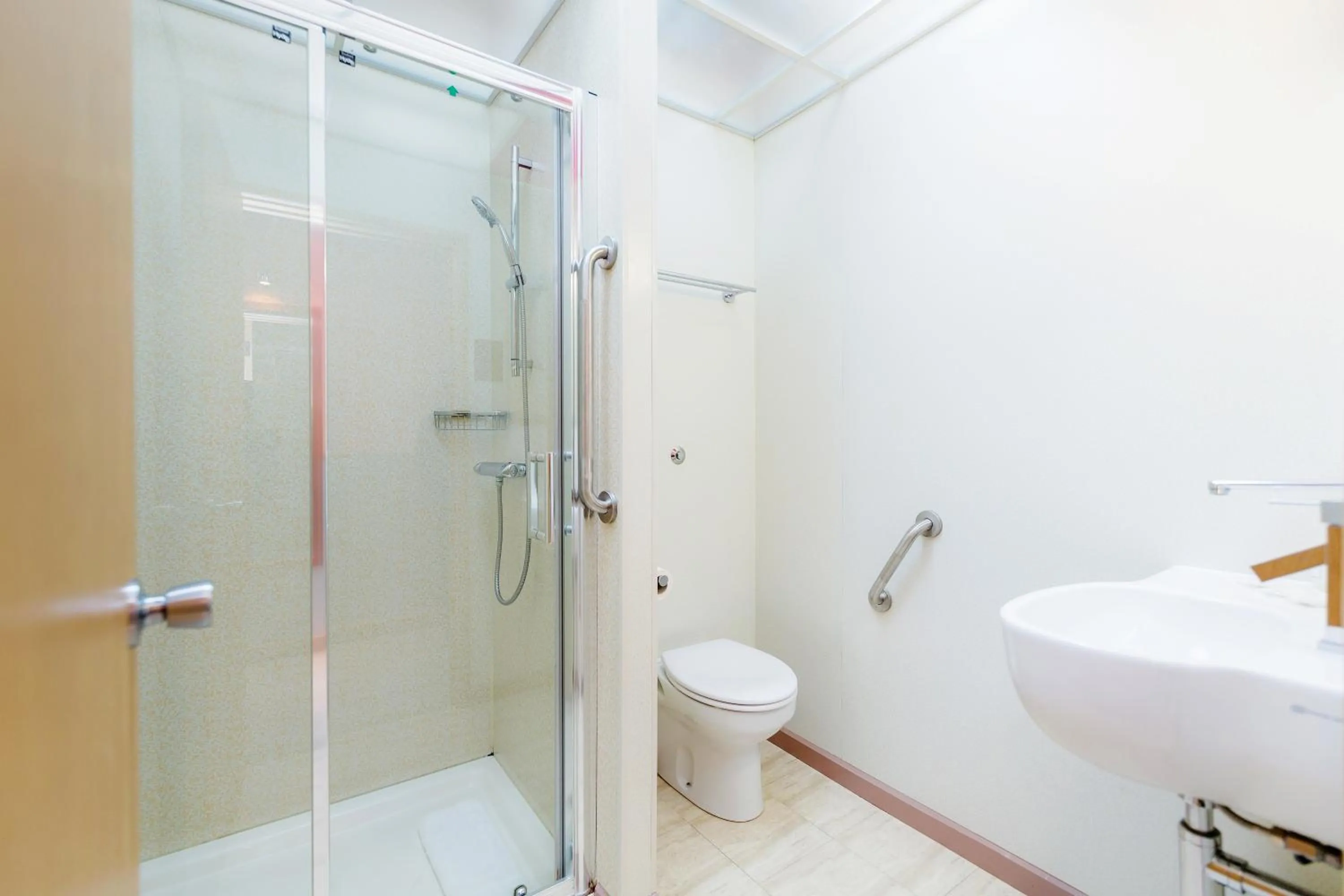 Shower in Eurotraveller Hotel - Premier - Harrow