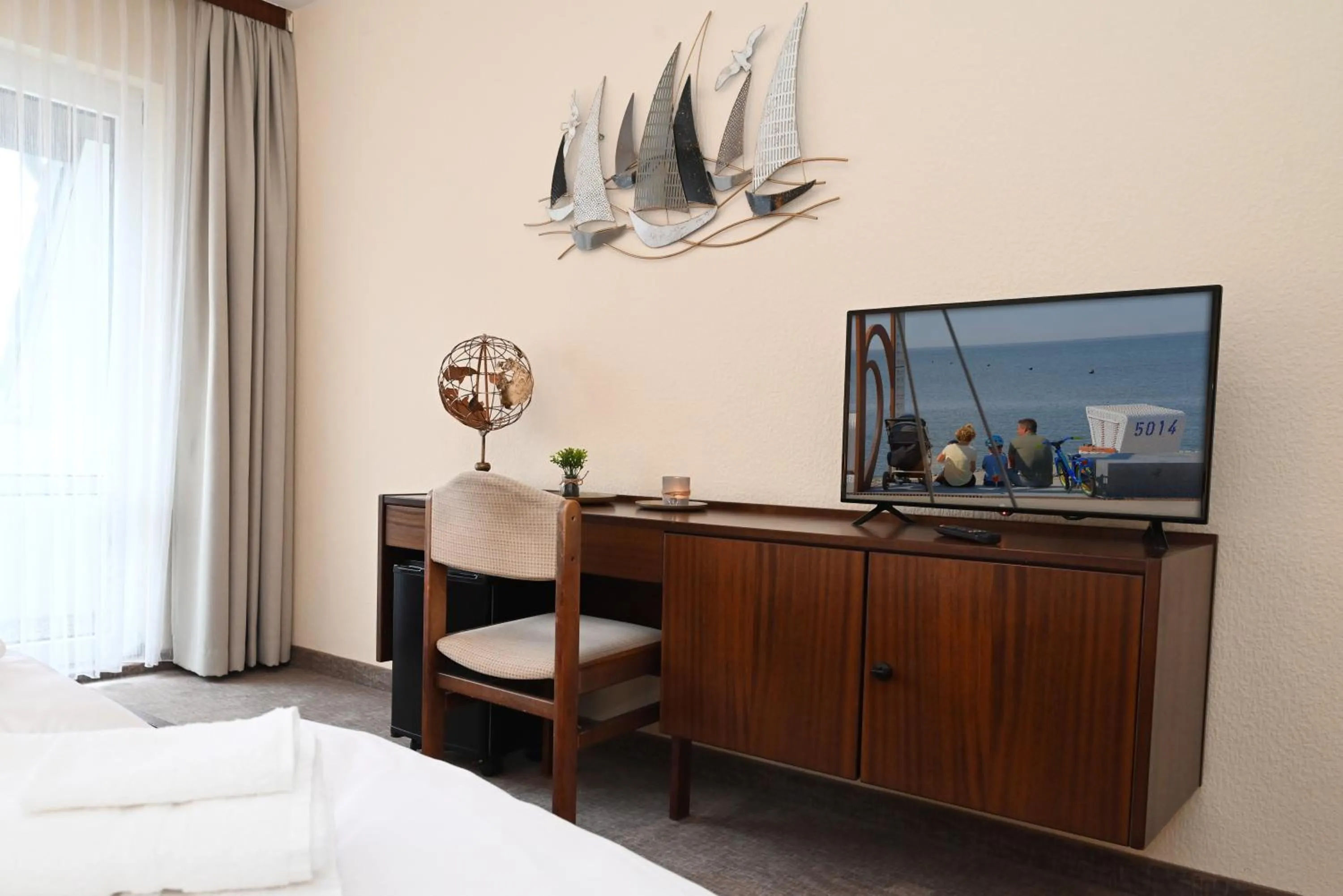 Photo of the whole room, Bed in Strandhotel Salty