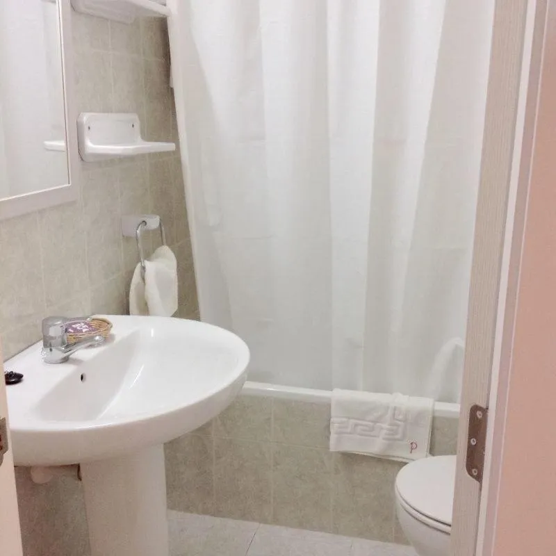 Bathroom in Hostal Pitiusa