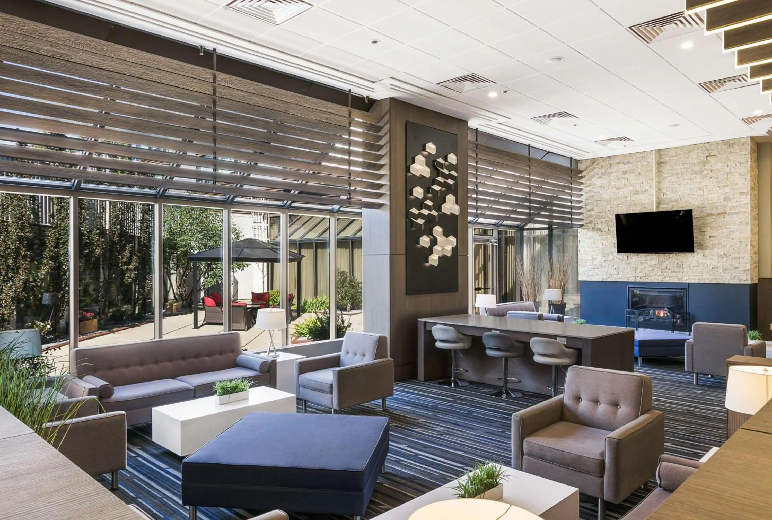 Lobby or reception in Best Western Premier Calgary Plaza Hotel & Conference Centre