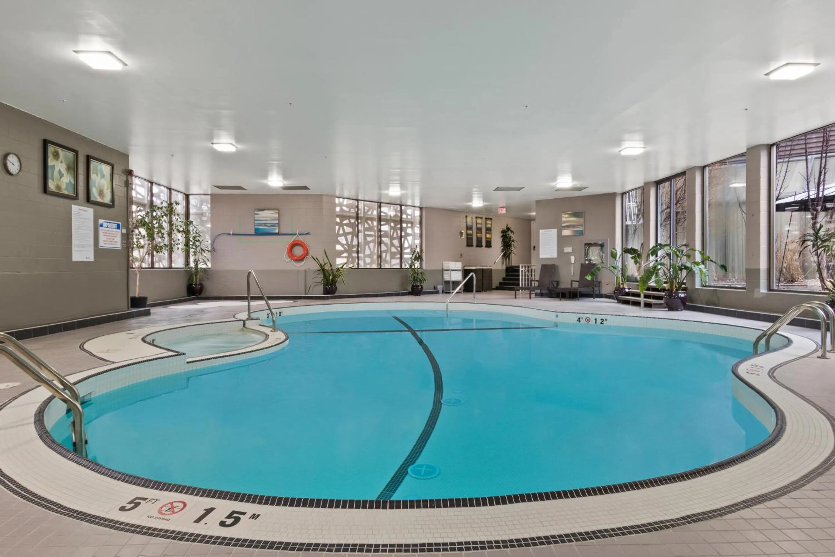 Swimming pool in Best Western Premier Calgary Plaza Hotel & Conference Centre