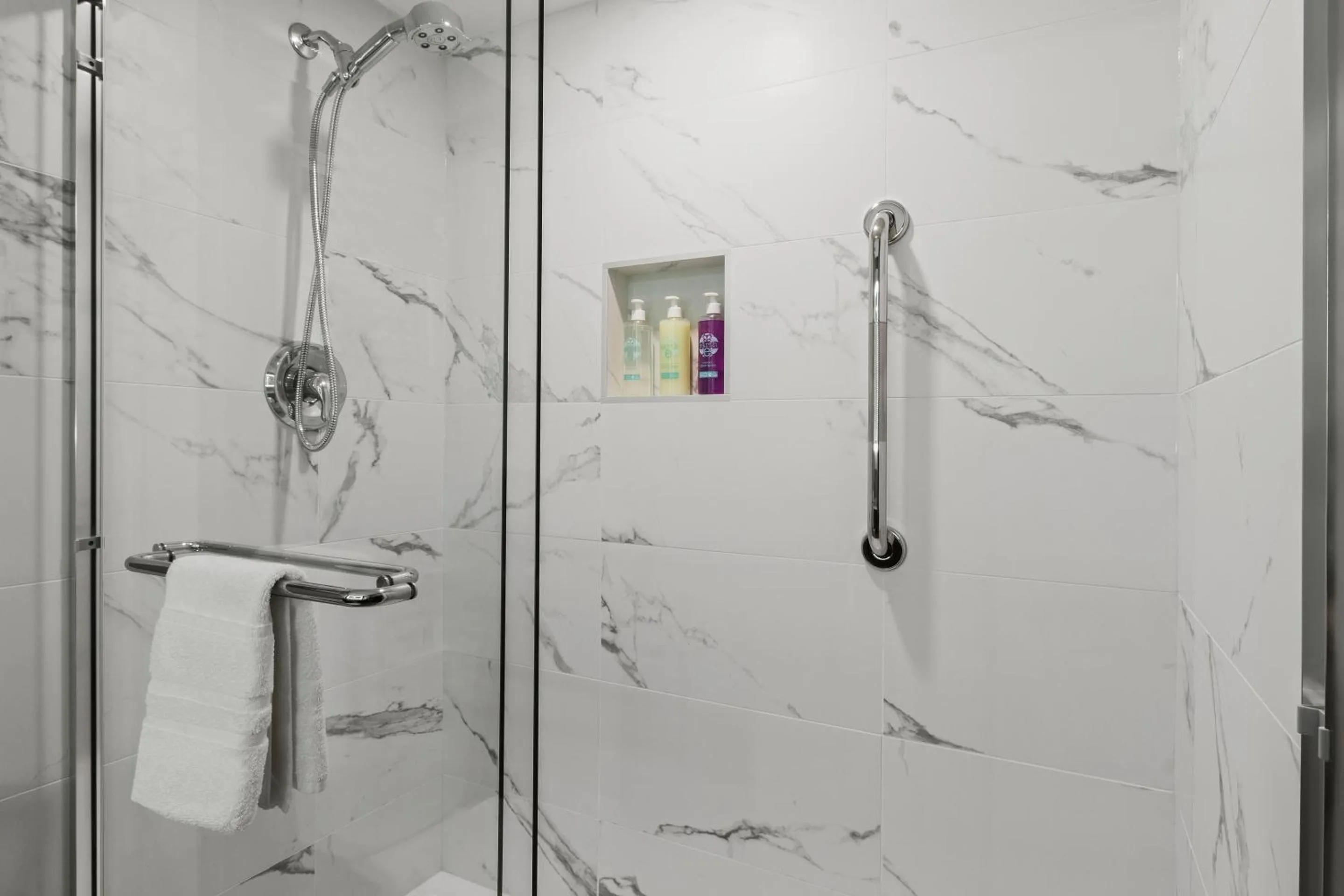 Shower in Best Western Premier Calgary Plaza Hotel & Conference Centre