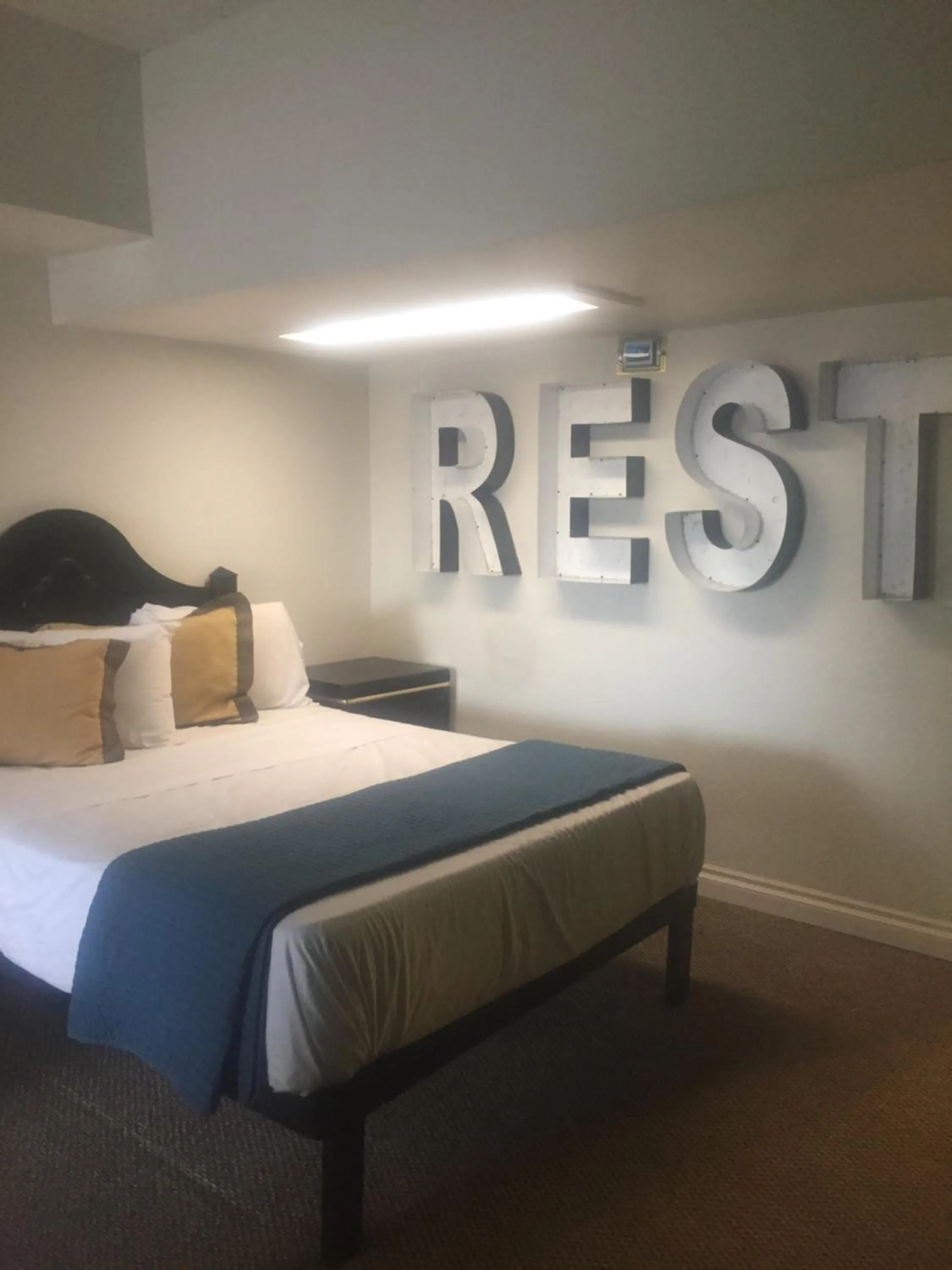 Bed in Desert Hills Motel