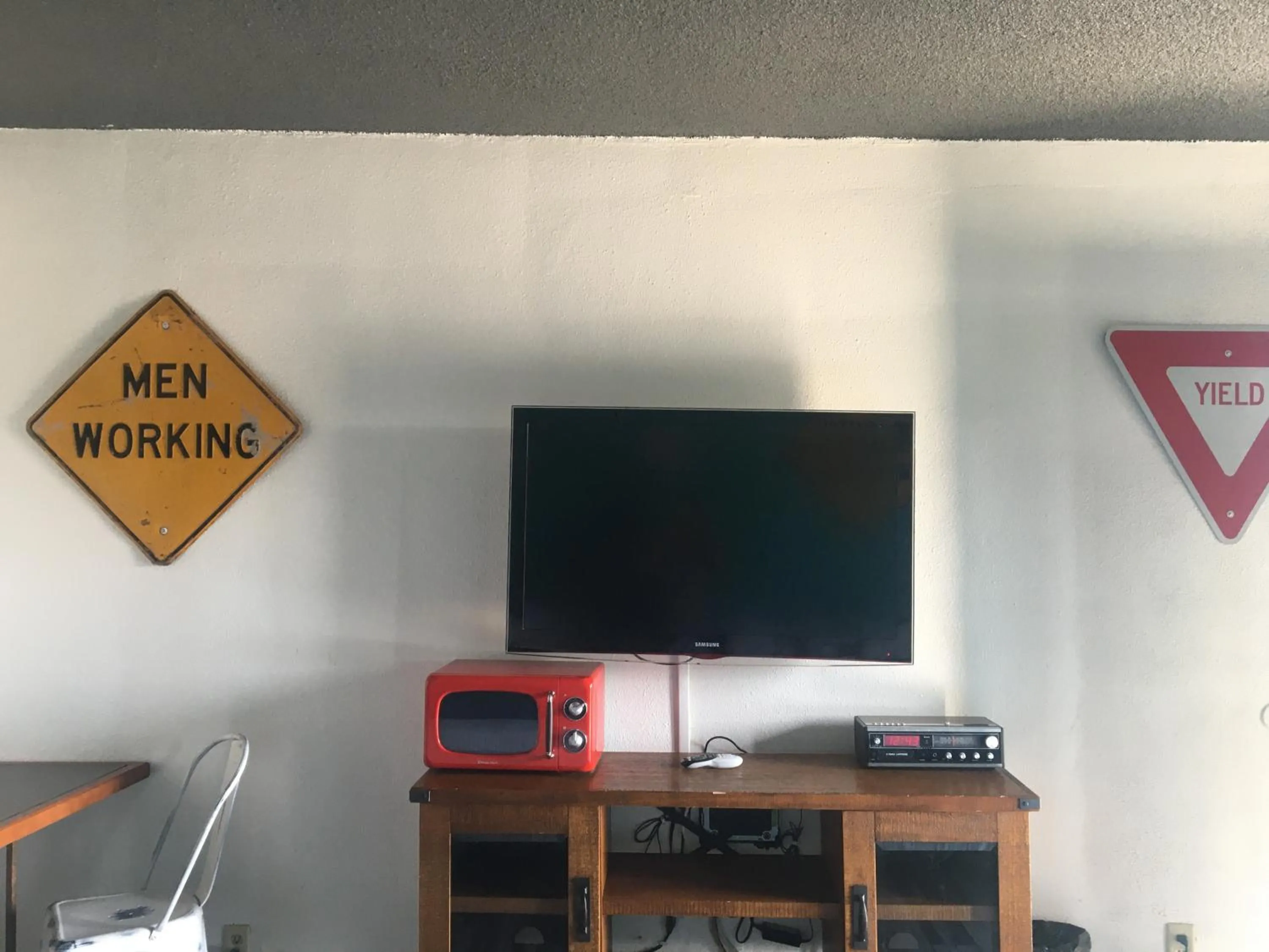 TV and multimedia in Desert Hills Motel