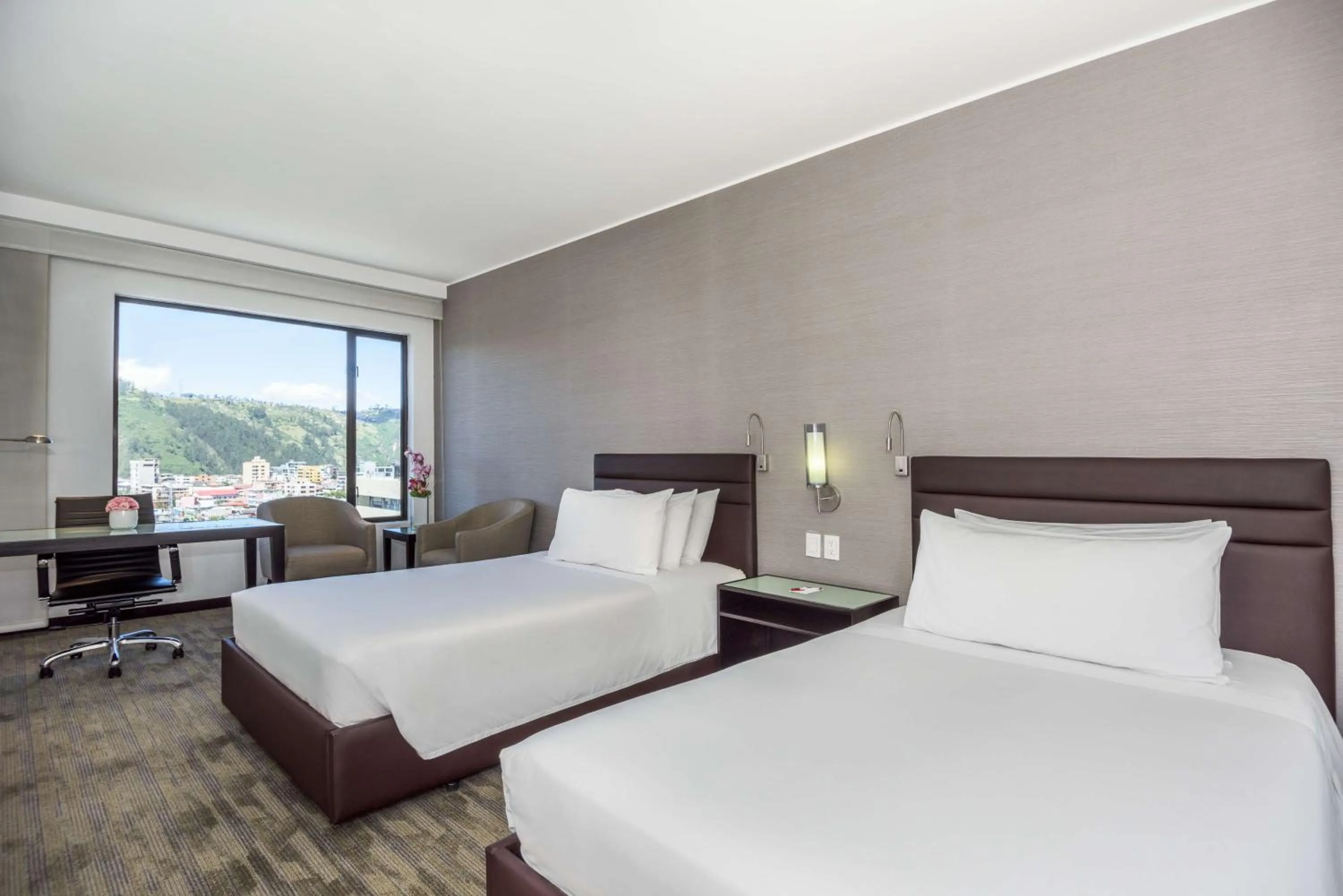 Photo of the whole room, Bed in NH Collection Quito Royal