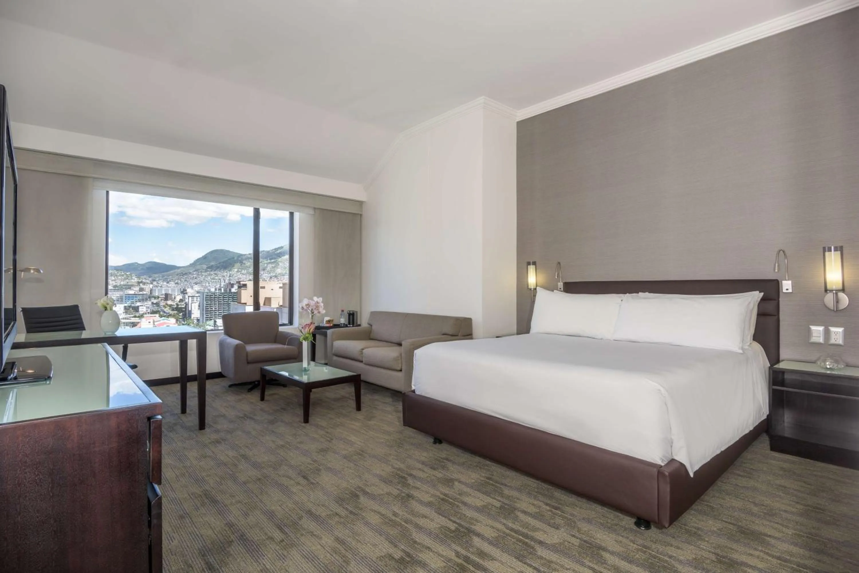 Photo of the whole room, Bed in NH Collection Quito Royal