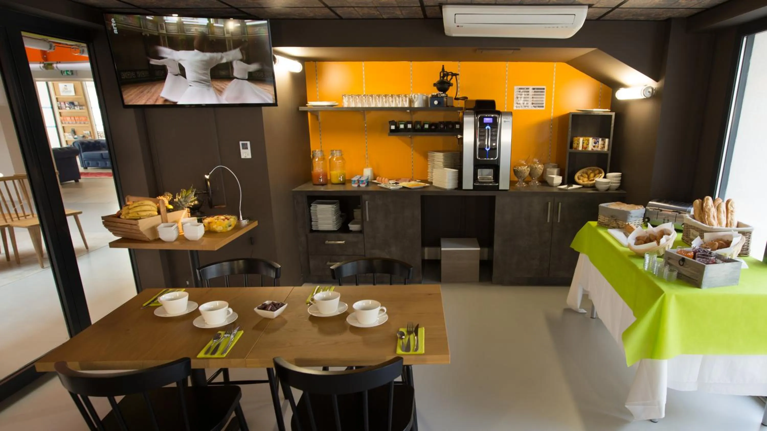 Continental breakfast in Hôtel La Fabrique