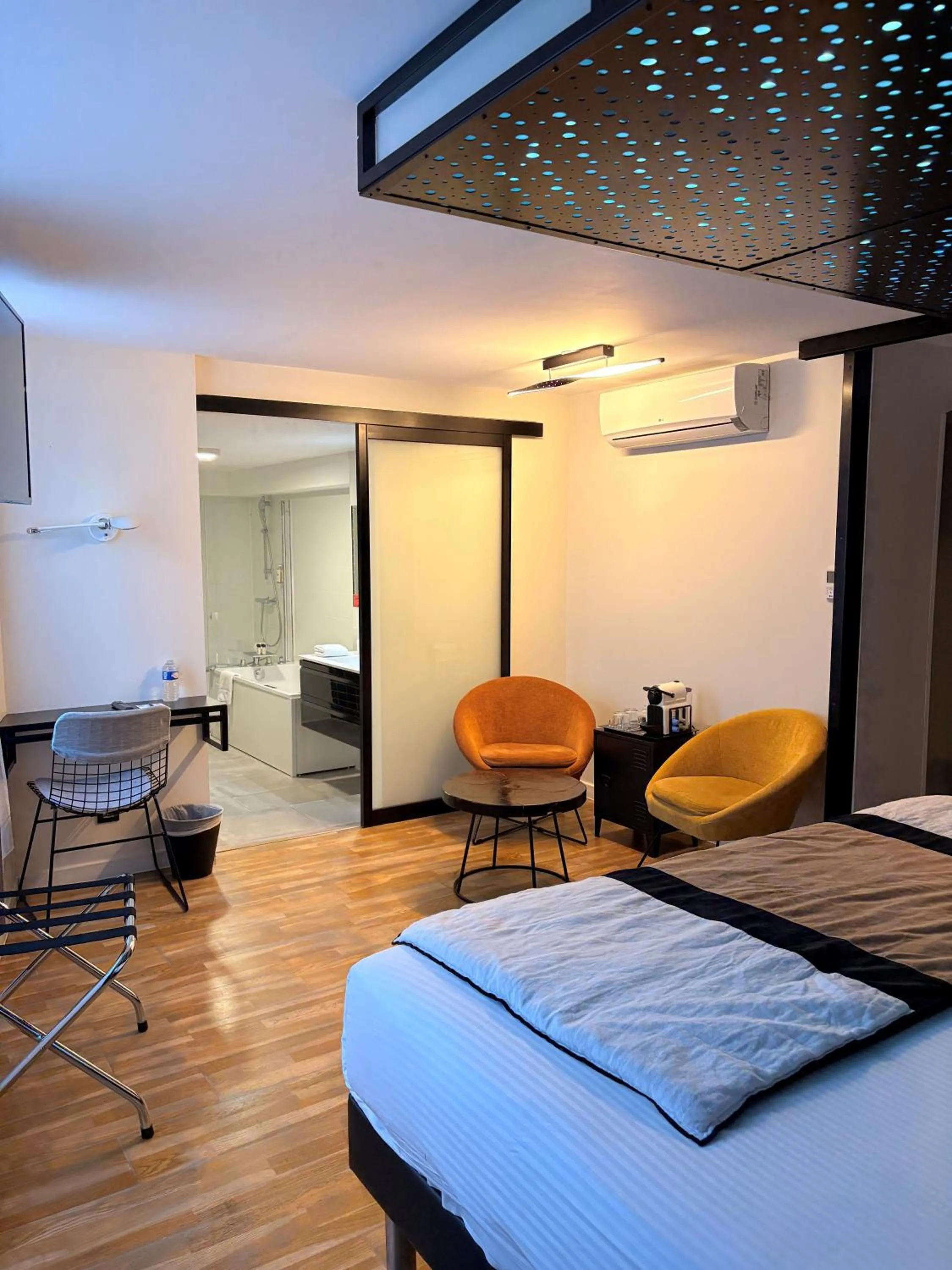 Bedroom, Bed in Hôtel La Fabrique