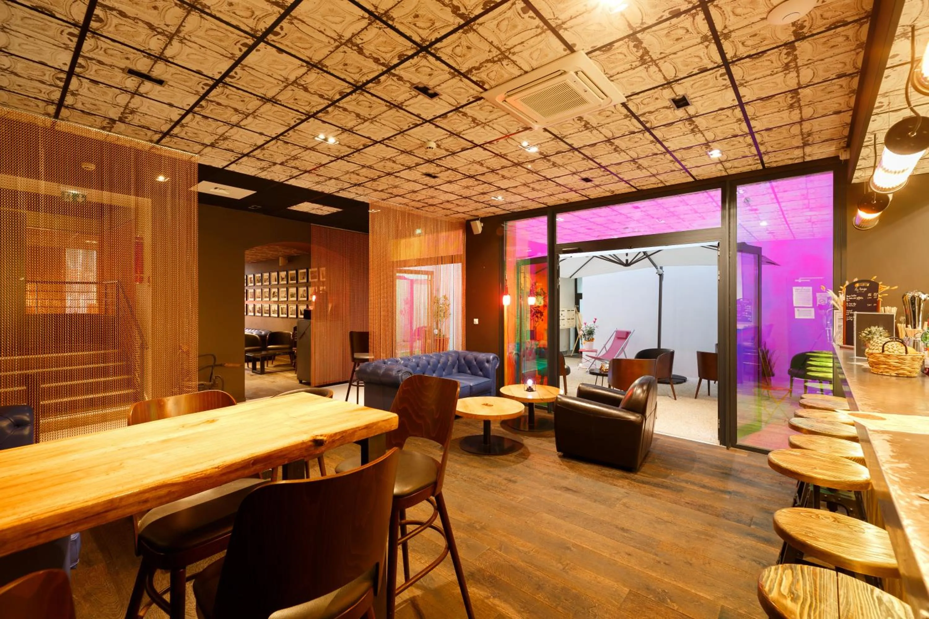 Lounge or bar in Hôtel La Fabrique