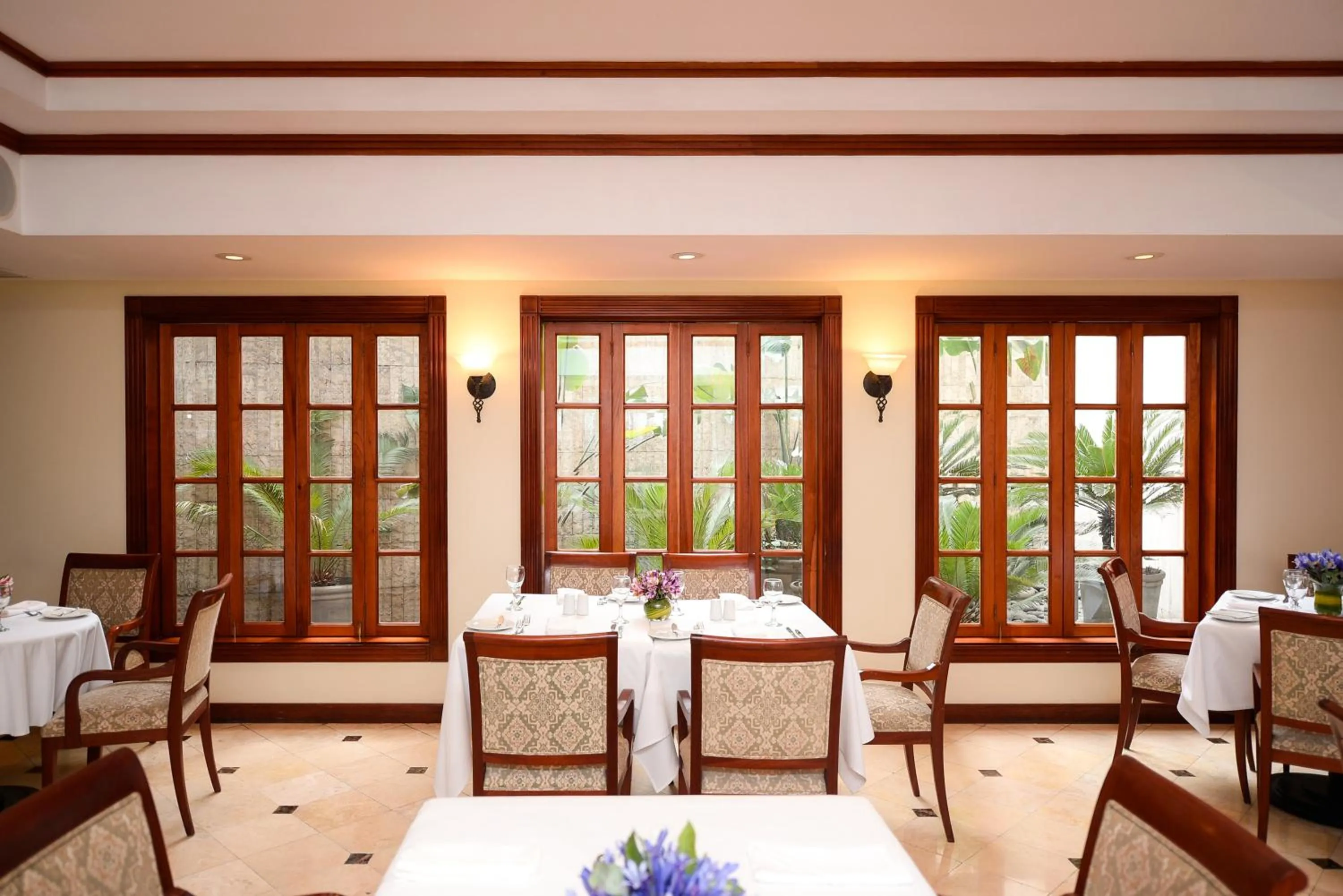 Restaurant/places to eat in Los Tallanes Hotel & Suites