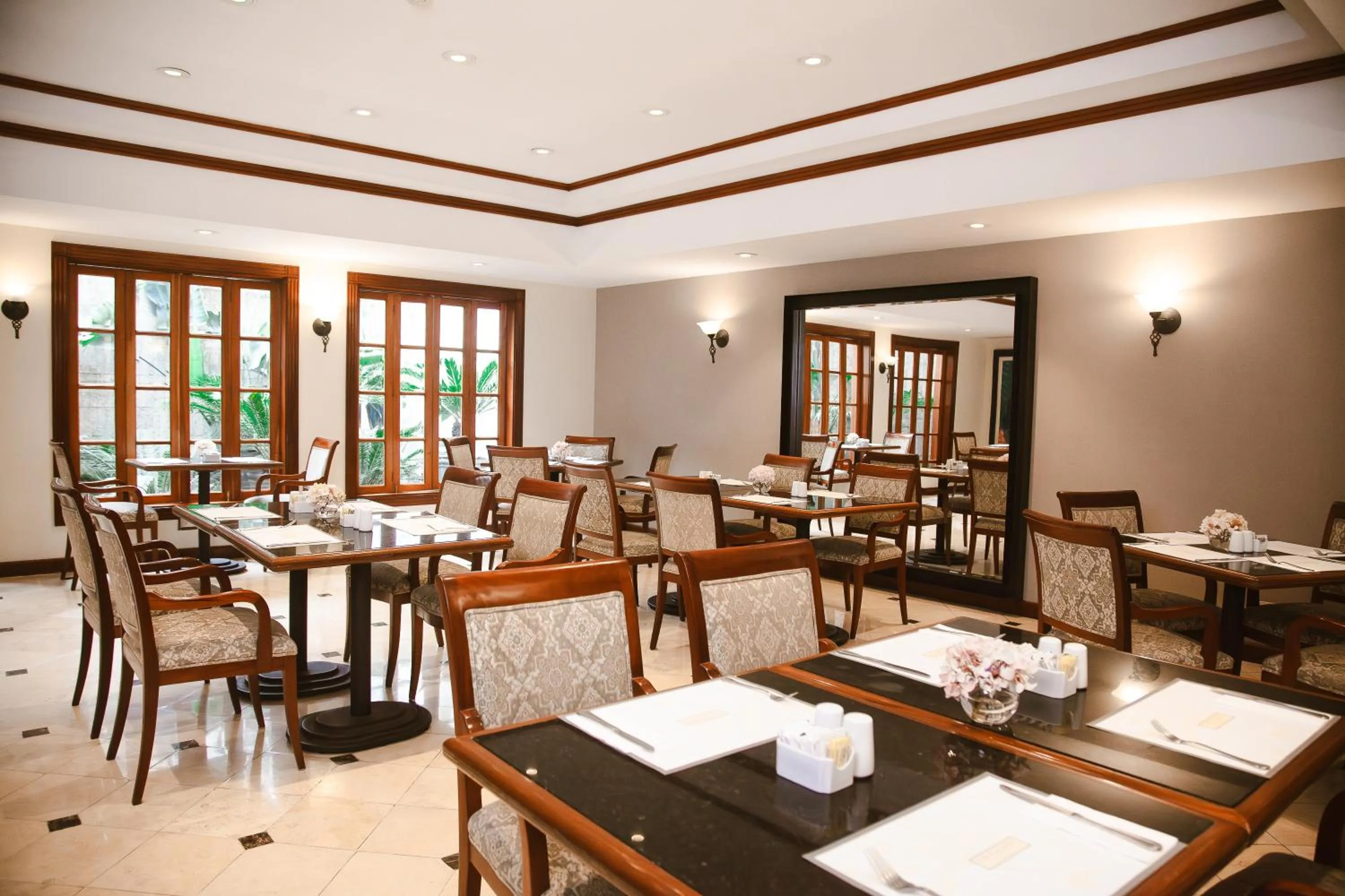 Restaurant/places to eat in Los Tallanes Hotel & Suites