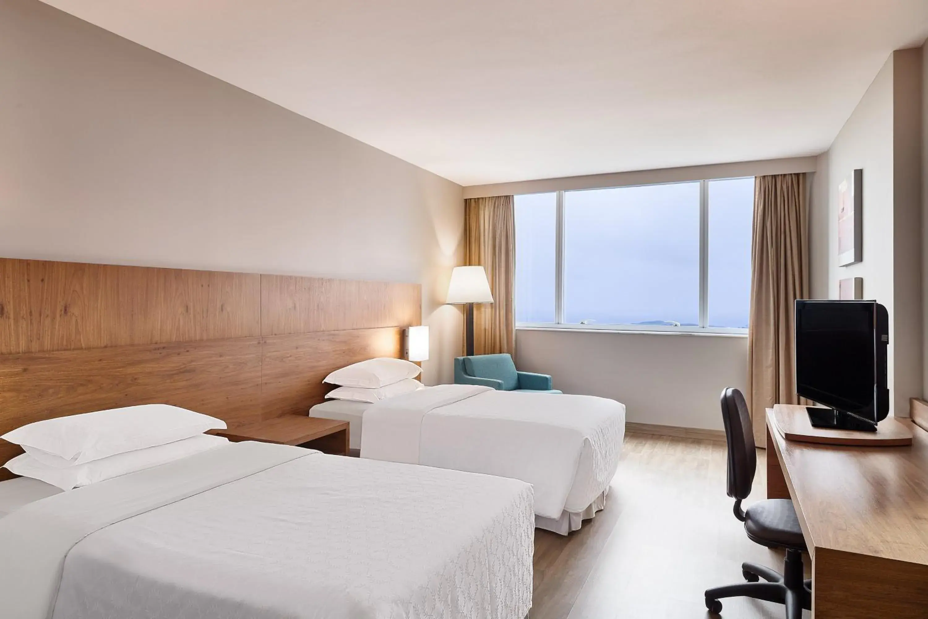Deluxe Twin, Guest room, 2 Twin/Single Bed(s), Ocean view - single occupancy in Sheraton Vitoria Deluxe Twin, Guest room, 2 Twin/Single Bed(s), Ocean view - single occupancy in Sheraton Vitoria
