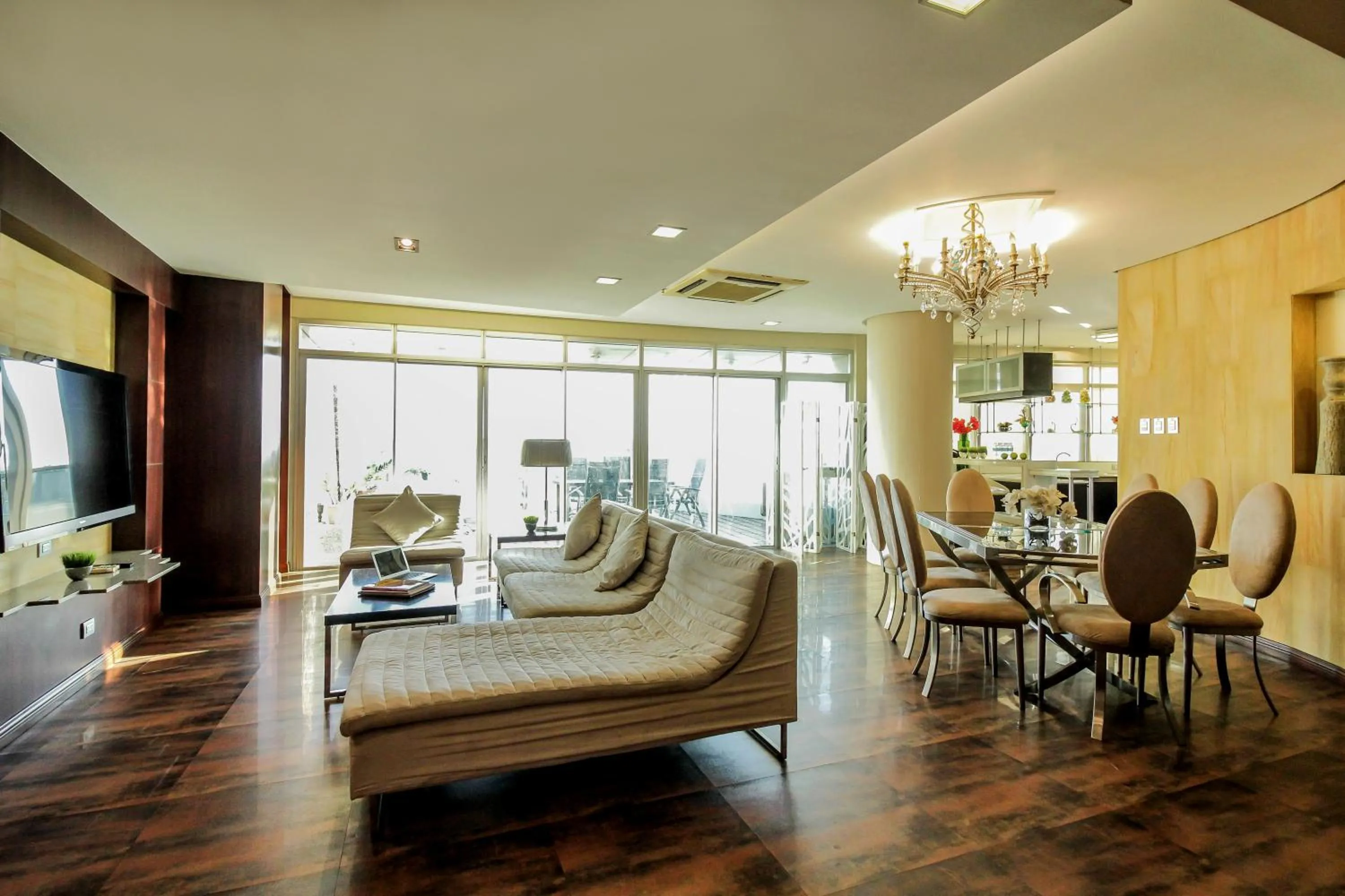 Living room in Greenhills Elan Hotel Modern - Newly Renovated