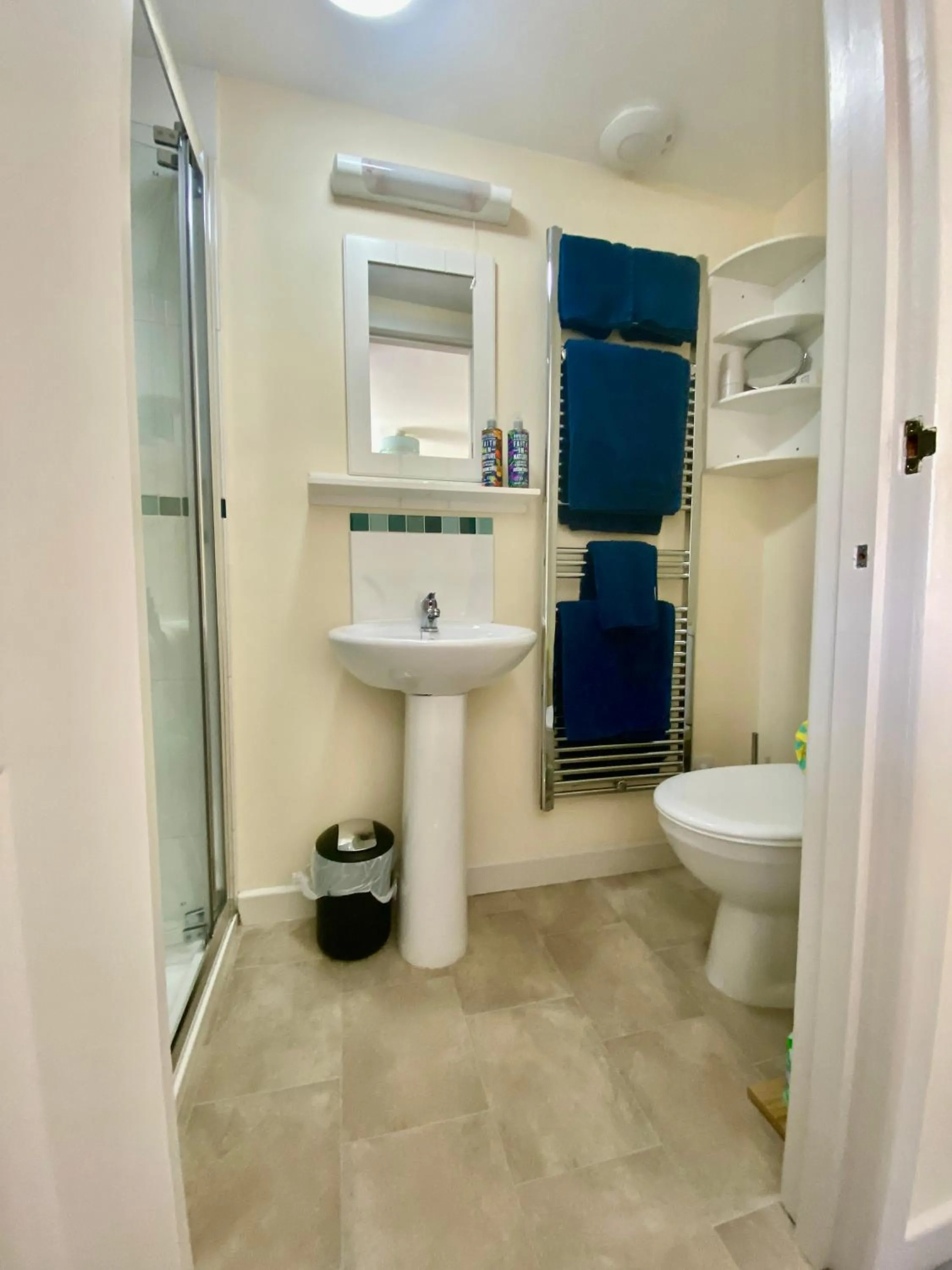 Bathroom in Lynwood House Bed and Breakfast