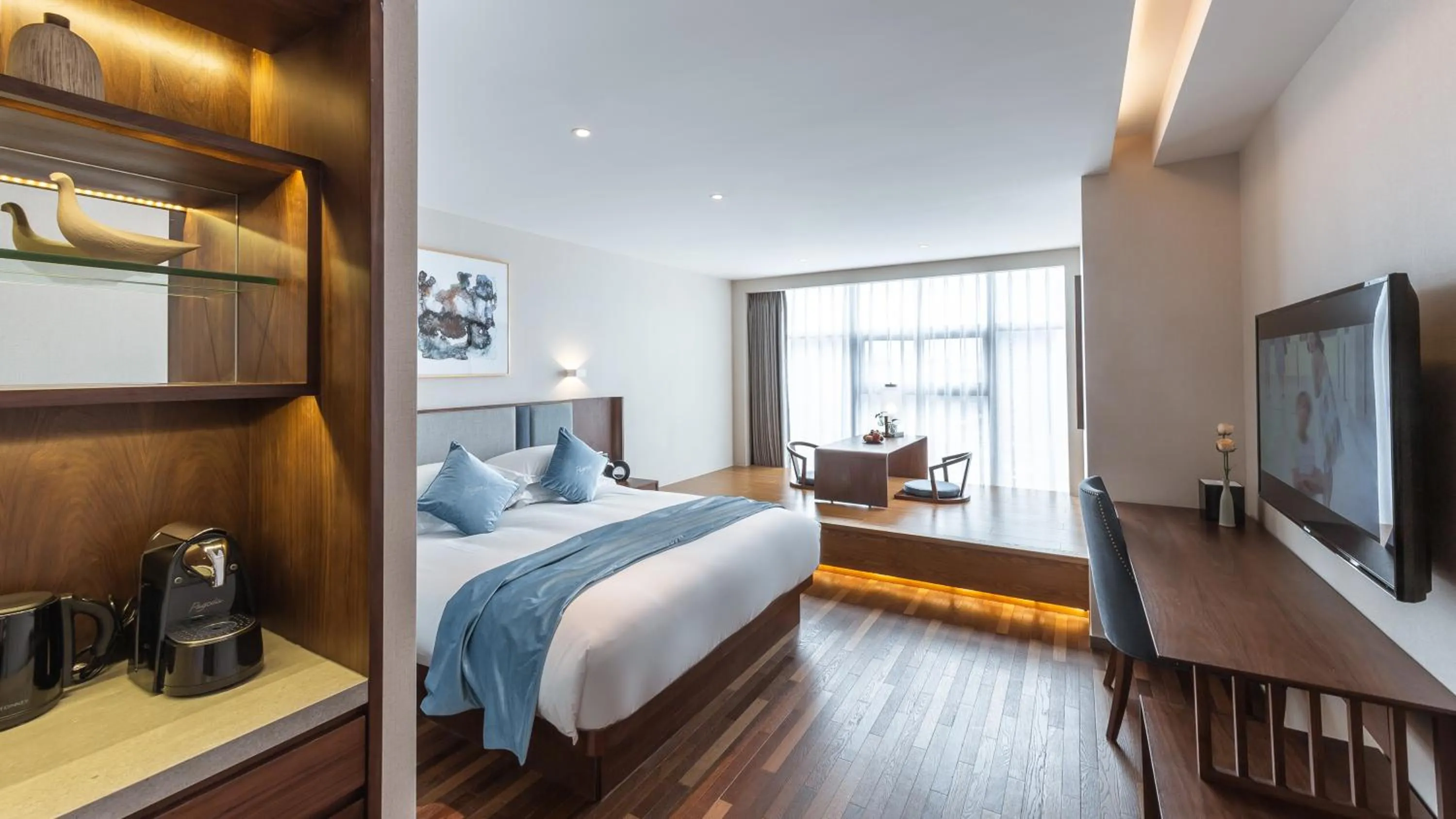 Photo of the whole room, Bed in Pagoda Hotel Hangzhou West Lake Wulin - City Center and Family Friendly