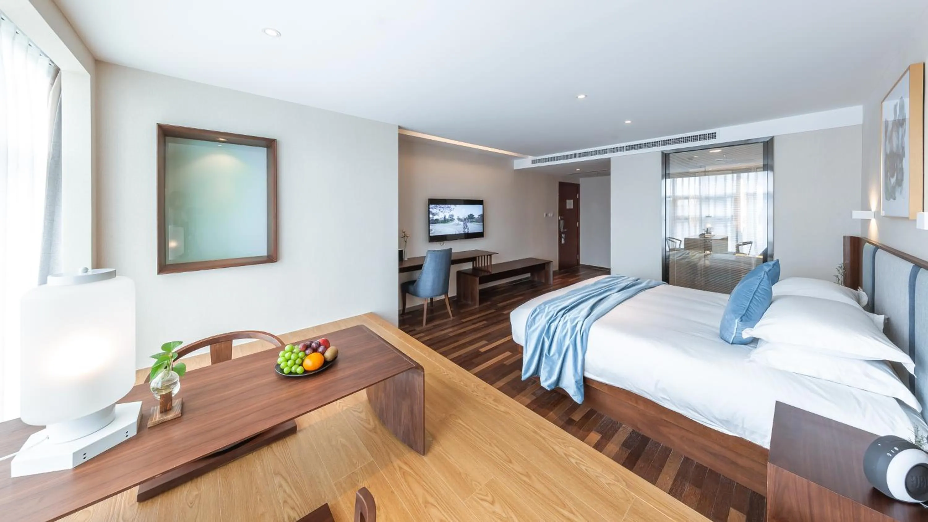 Photo of the whole room, Bed in Pagoda Hotel Hangzhou West Lake Wulin - City Center and Family Friendly