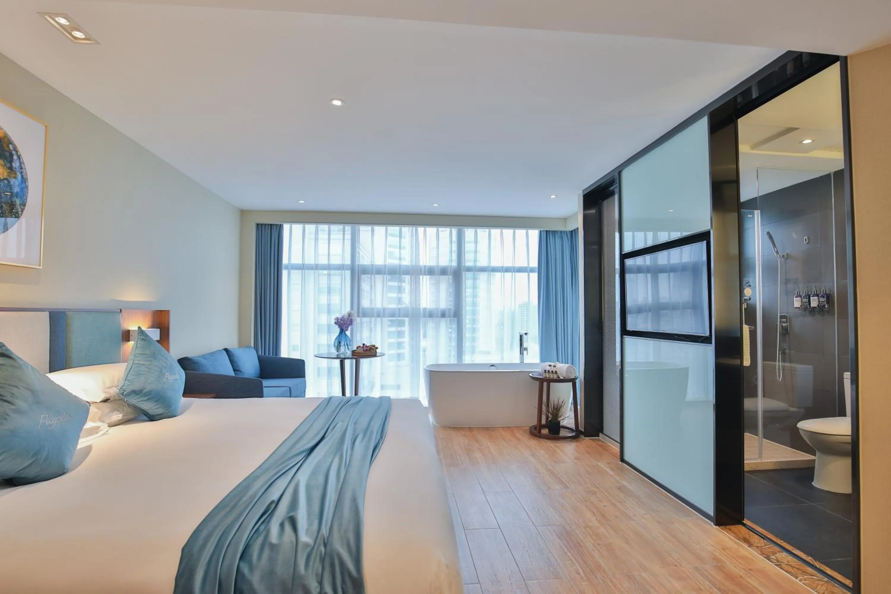 Photo of the whole room, Bed in Pagoda Hotel Hangzhou West Lake Wulin - City Center and Family Friendly