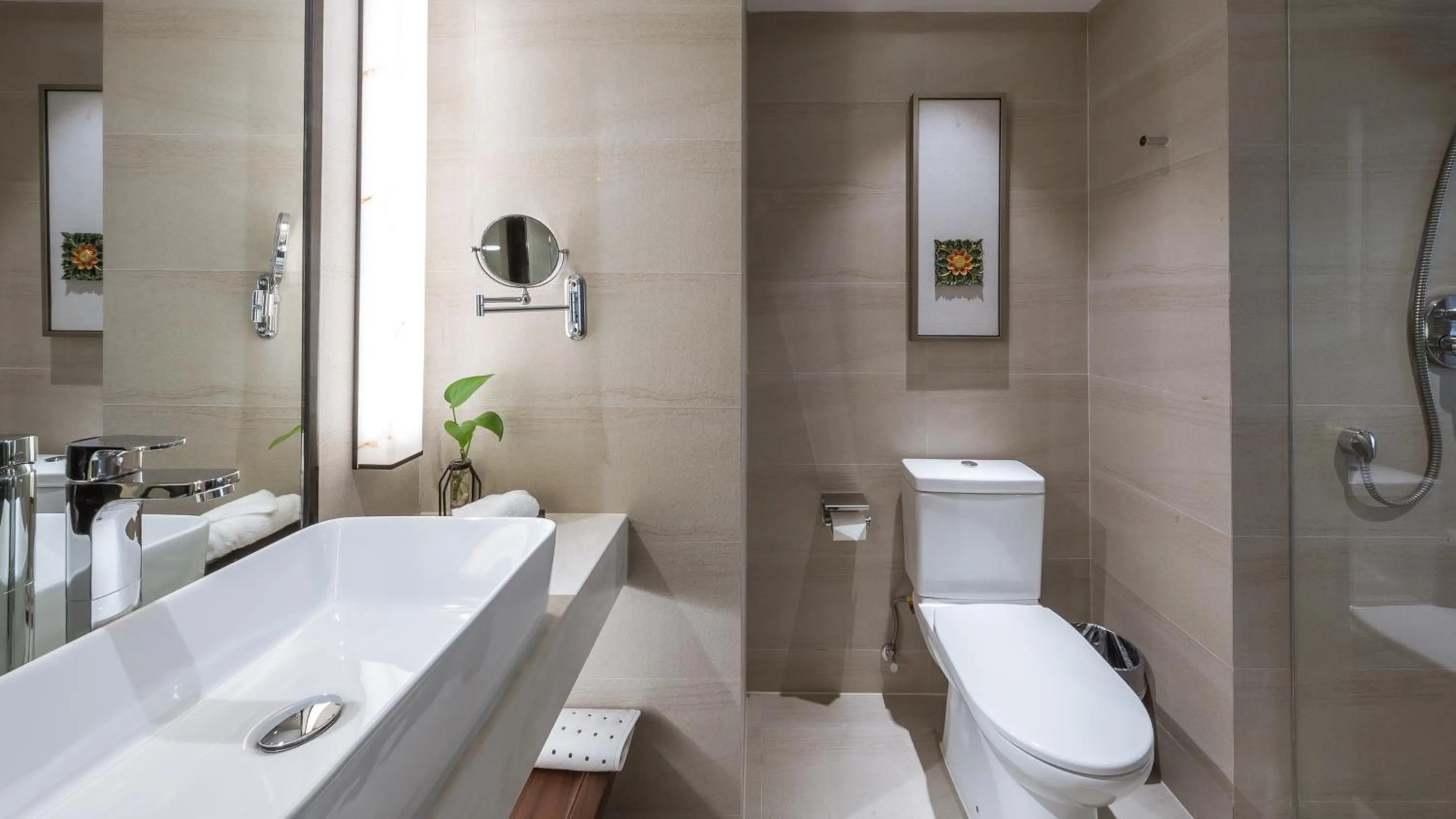 Toilet in Pagoda Hotel Hangzhou West Lake Wulin - City Center and Family Friendly