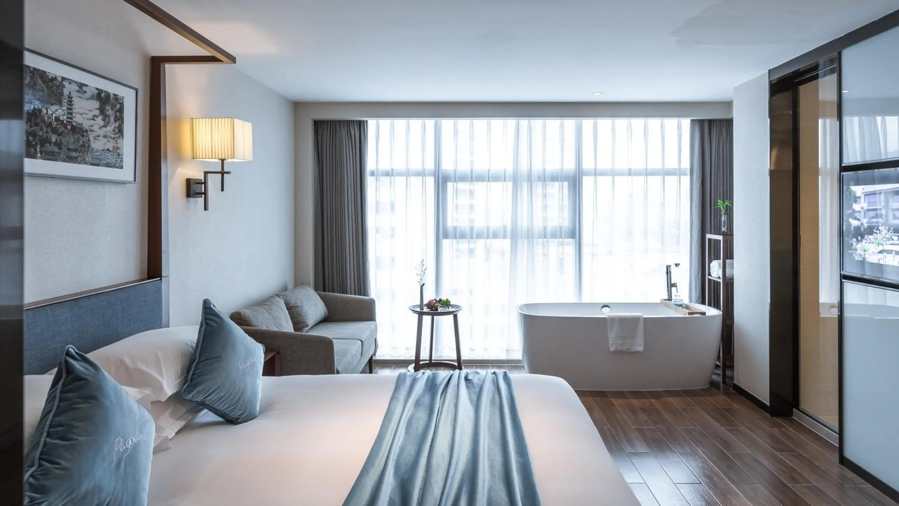 Bedroom, Bed in Pagoda Hotel Hangzhou West Lake Wulin - City Center and Family Friendly