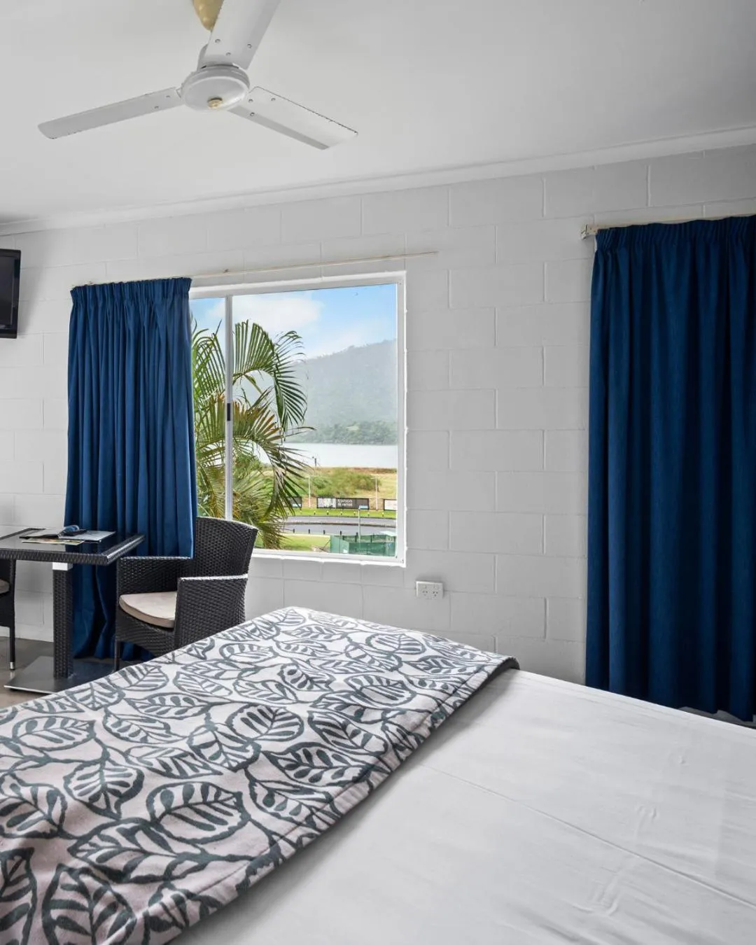 Bed in Colonial Palms Motor Inn