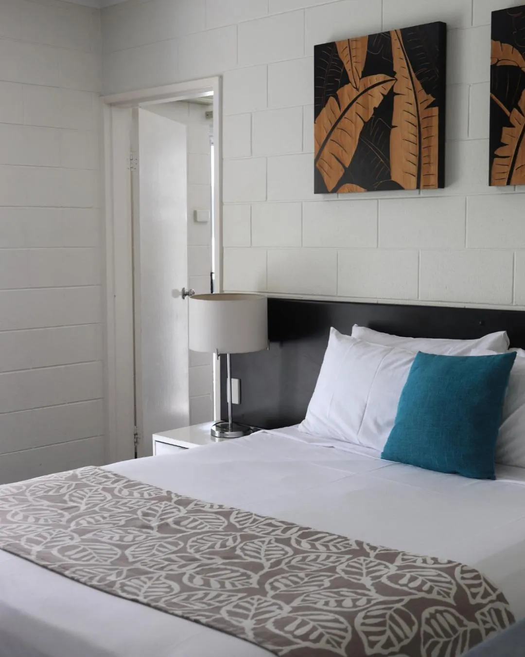 Bed in Colonial Palms Motor Inn