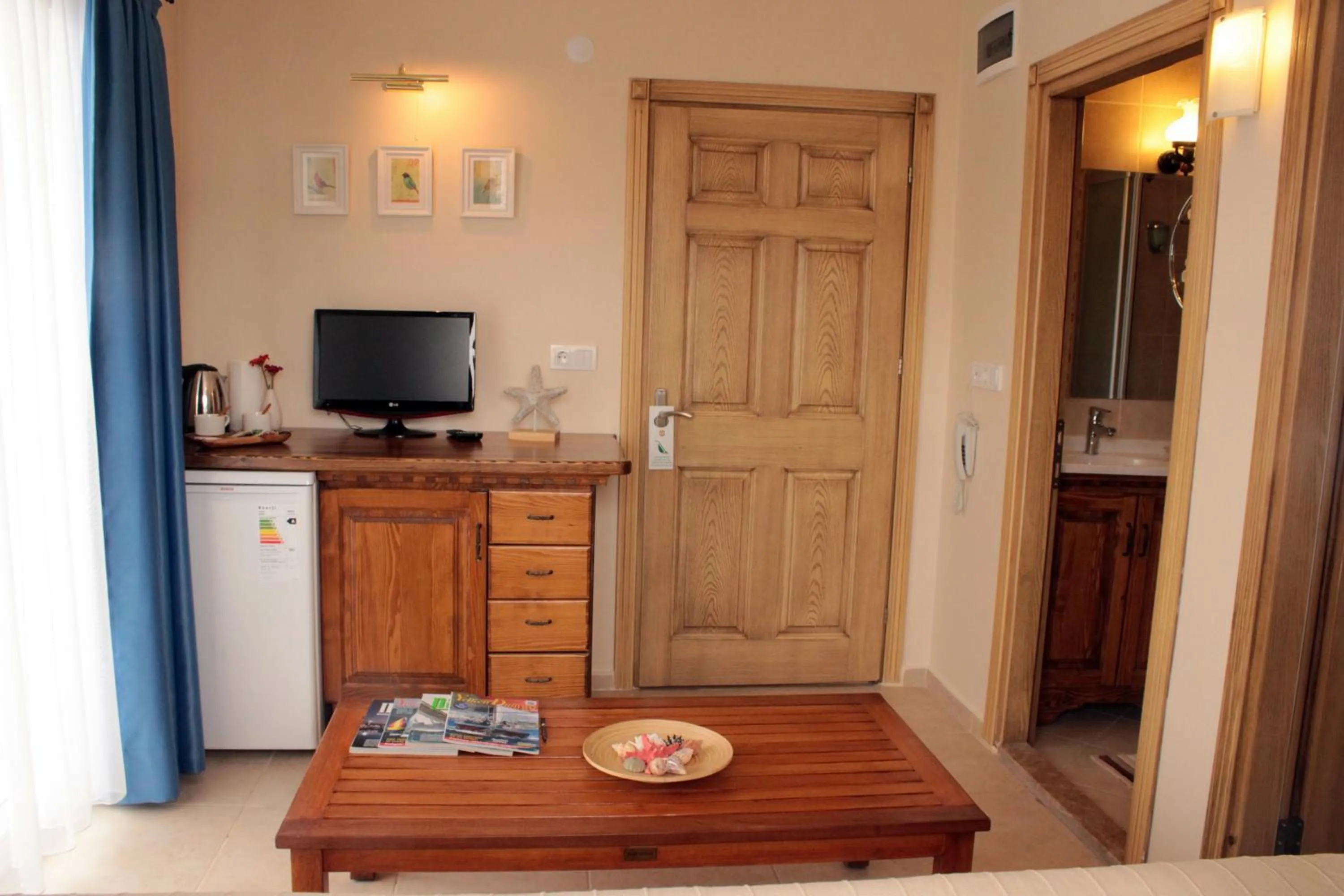 TV and multimedia in Cundavilla Hotel & Suites