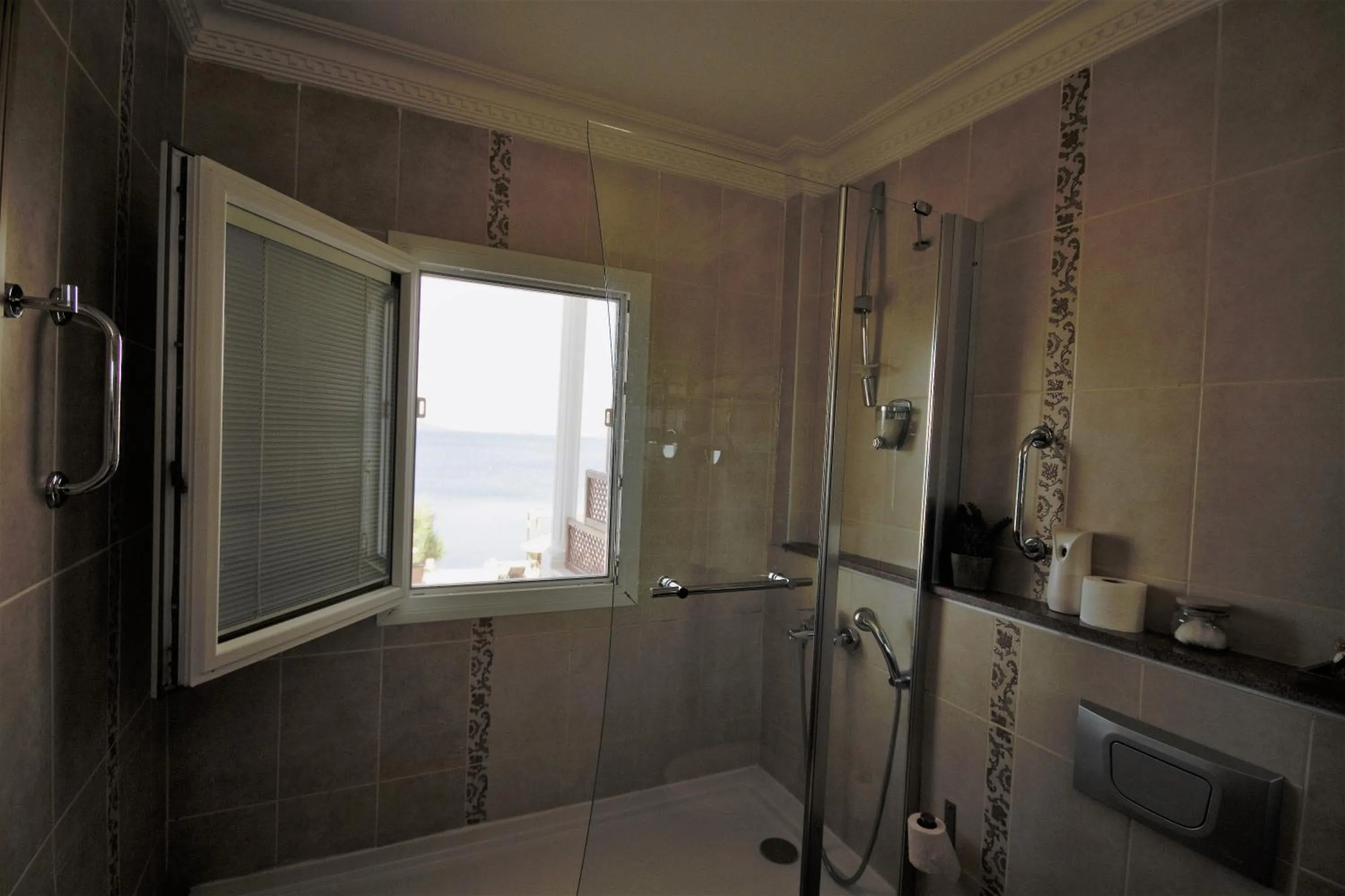 Bathroom in Cundavilla Hotel & Suites