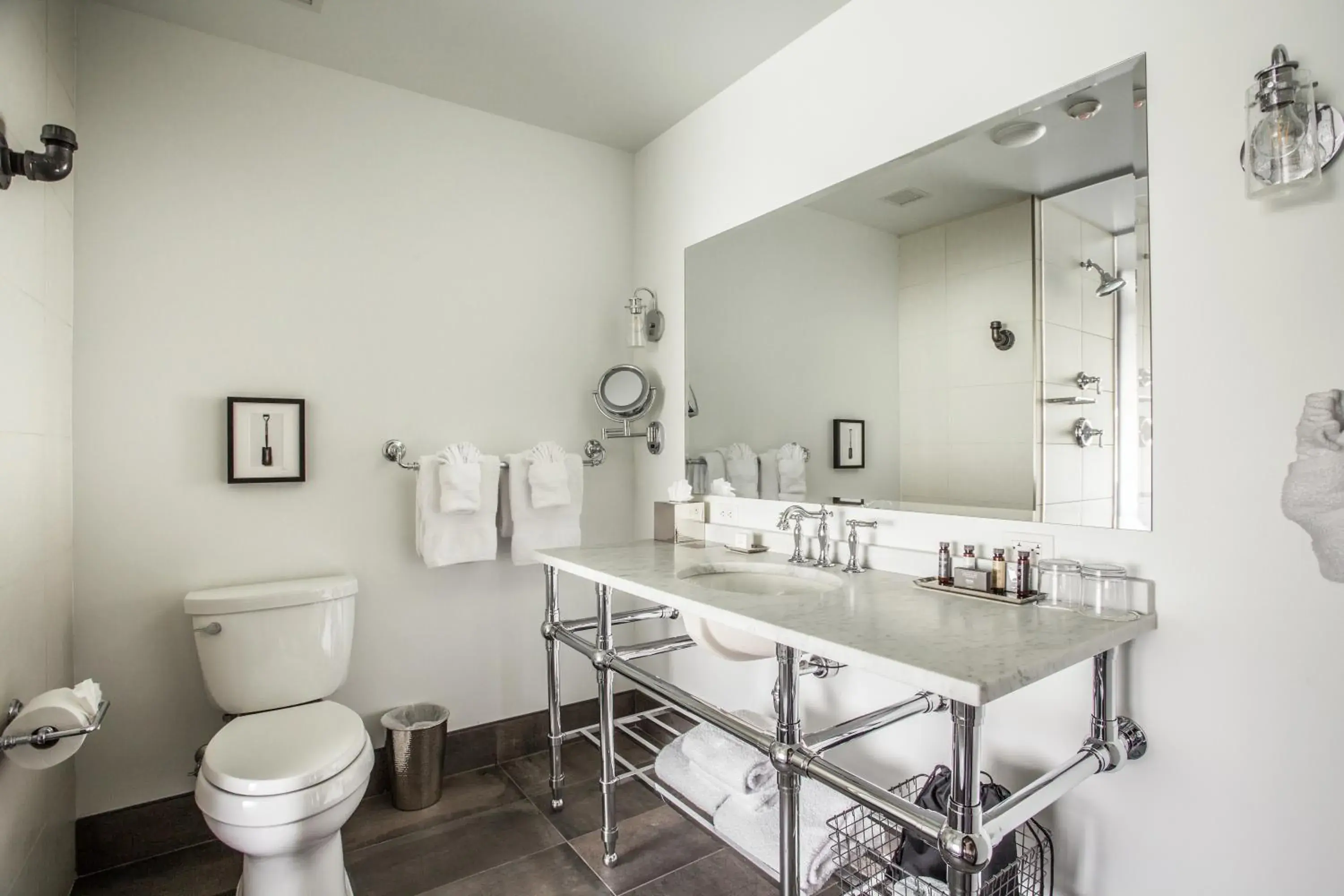 Deluxe Queen Room in Ironworks Hotel Indy Deluxe Queen Room in Ironworks Hotel Indy